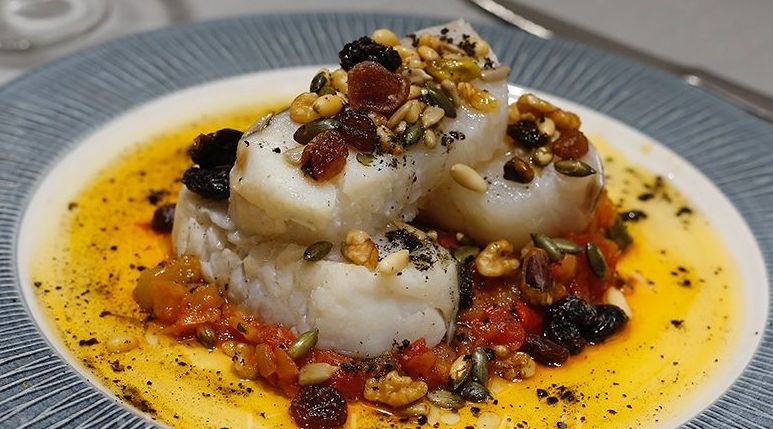 Bacalao al horno con pasas y frutos secos Bacalao al horno con pasas y frutos secos
