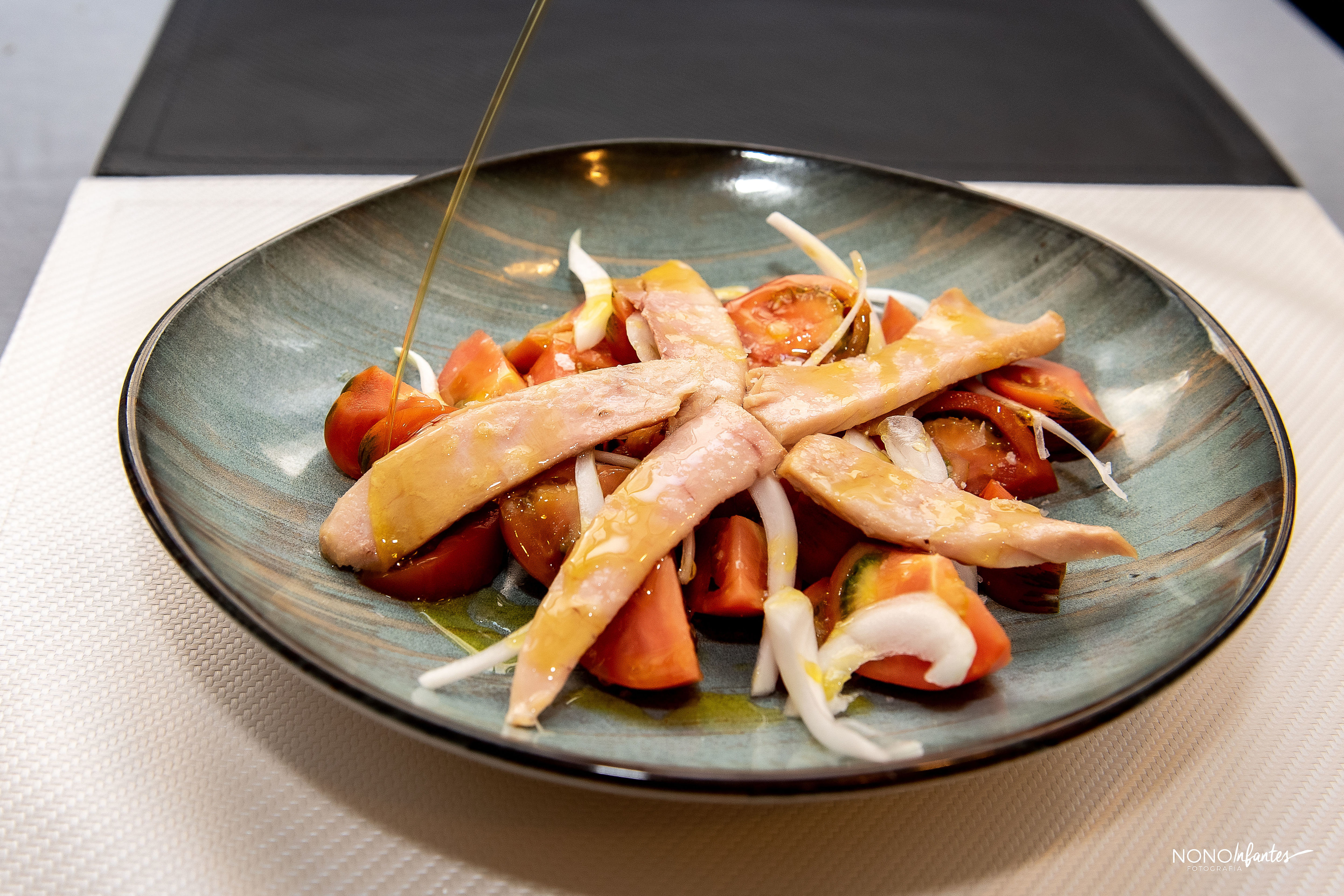 Ensalada de tomate de temporada con ventresca de atún y cebolleta dulce Ensalada de tomate de temporada con ventresca de atún y cebolleta dulce