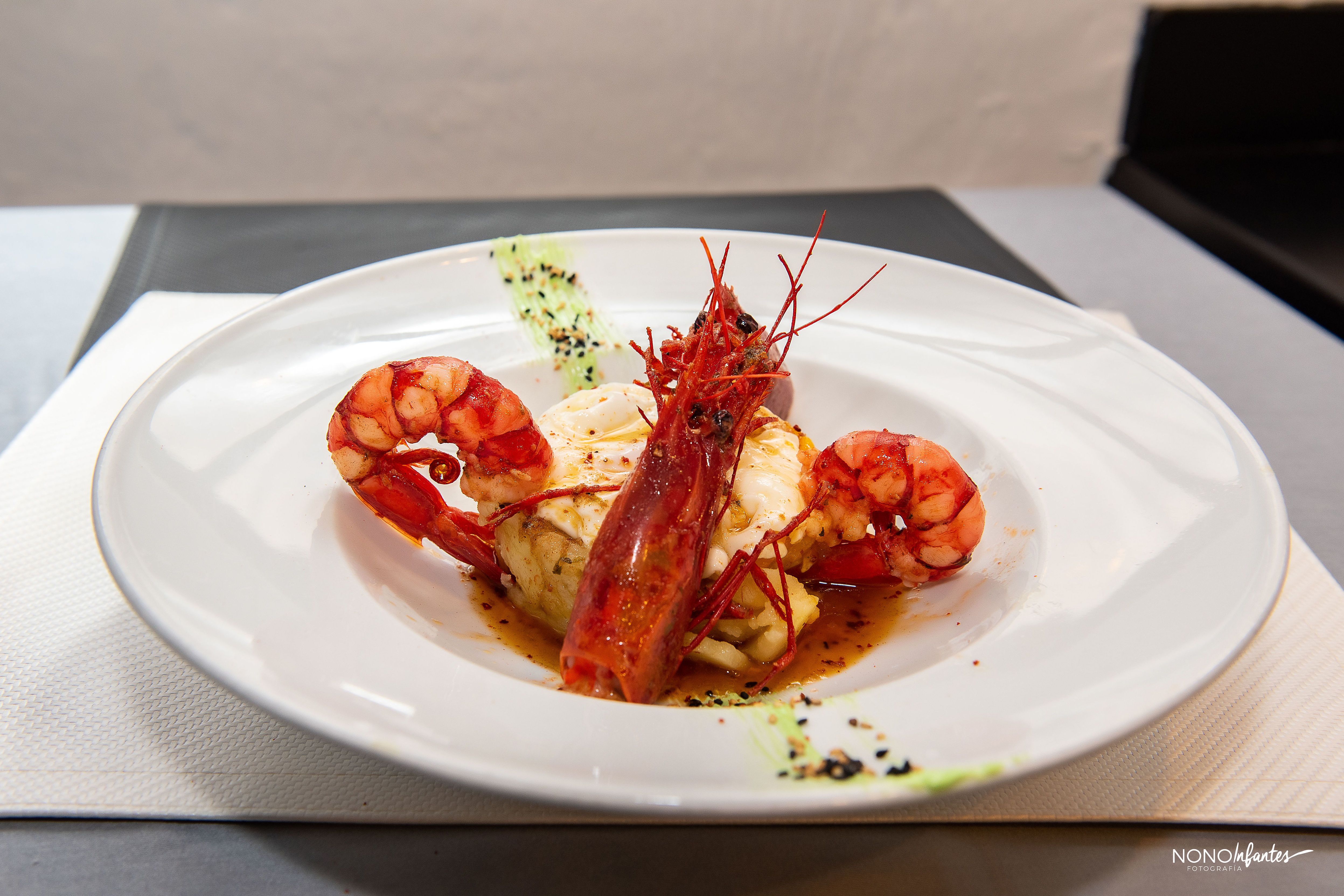 Huevos con carabineros y patatas al montón Huevos con carabineros y patatas al montón