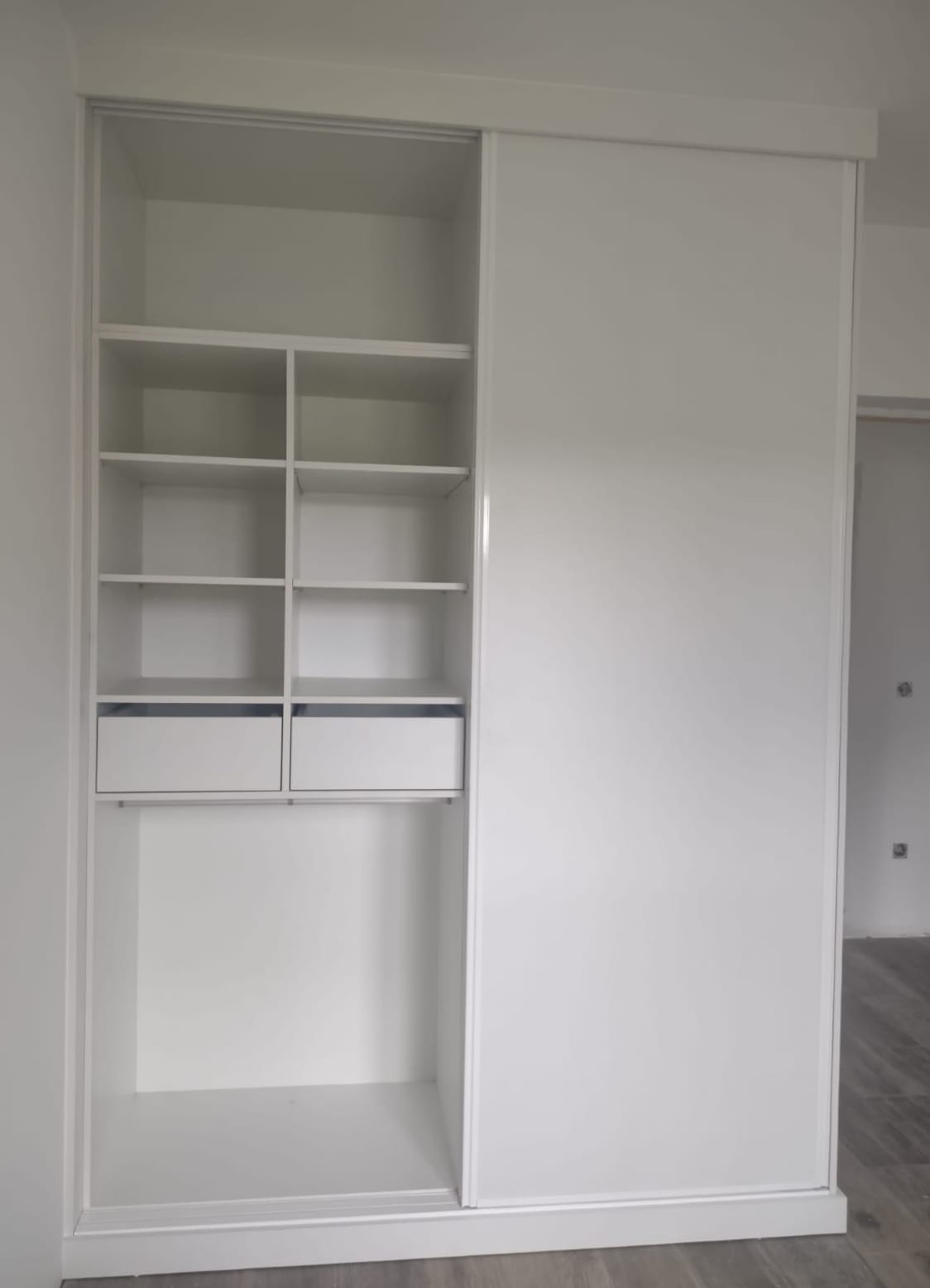 Armarios despenseros con puertas correderas en cocina. Armarios despenseros con puertas correderas en cocina.