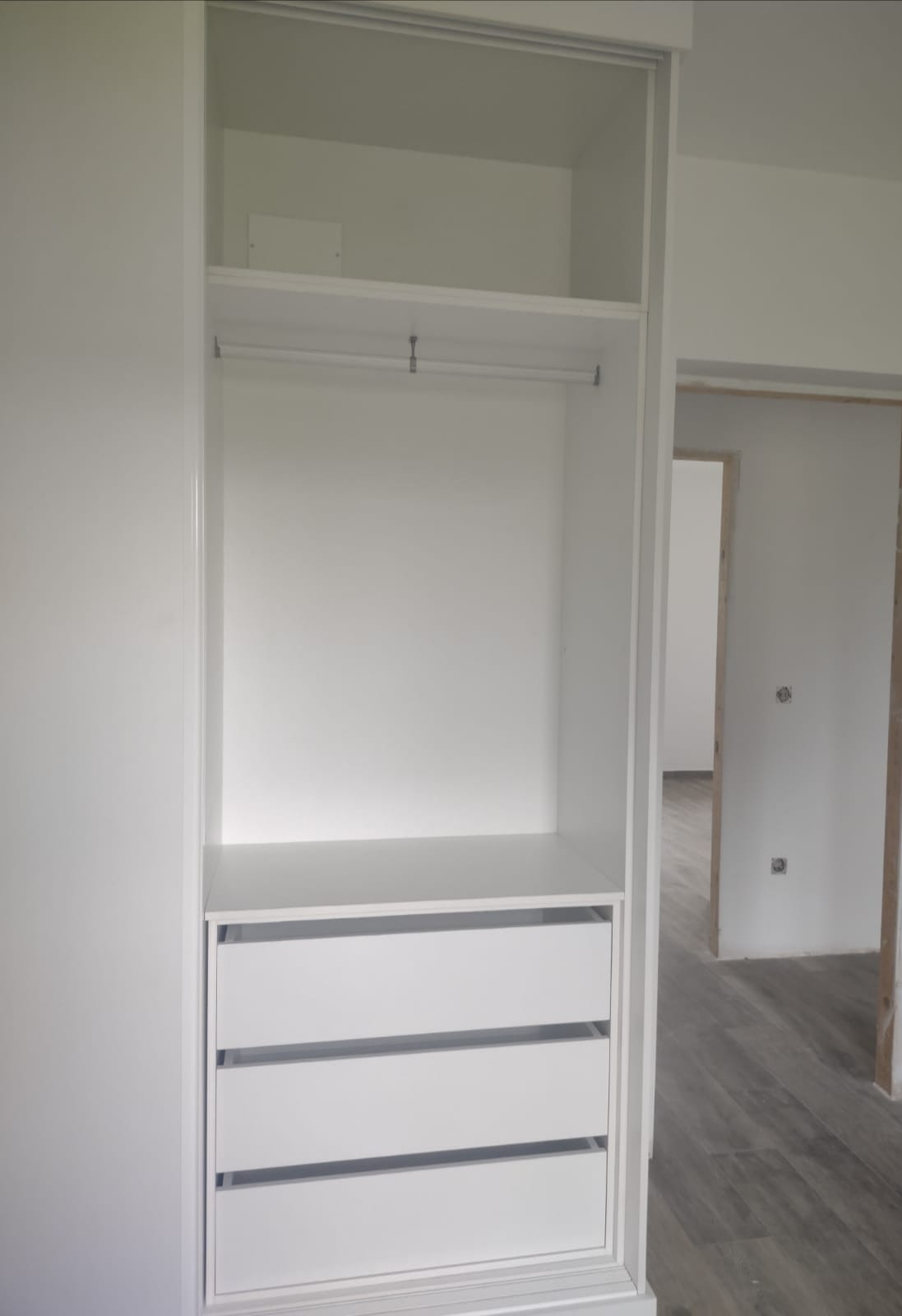Armarios despenseros con puertas correderas en cocina. Armarios despenseros con puertas correderas en cocina.