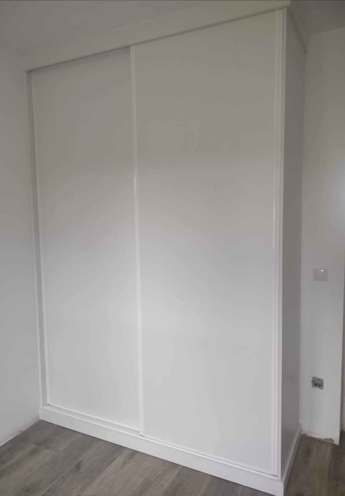Armarios despenseros con puertas correderas en cocina. Armarios despenseros con puertas correderas en cocina.