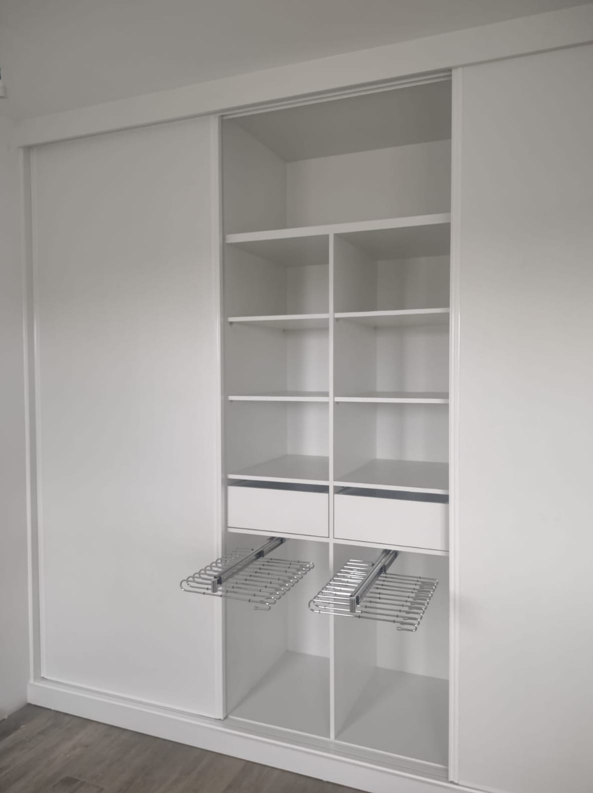Armarios despenseros con puertas correderas en cocina. Armarios despenseros con puertas correderas en cocina.