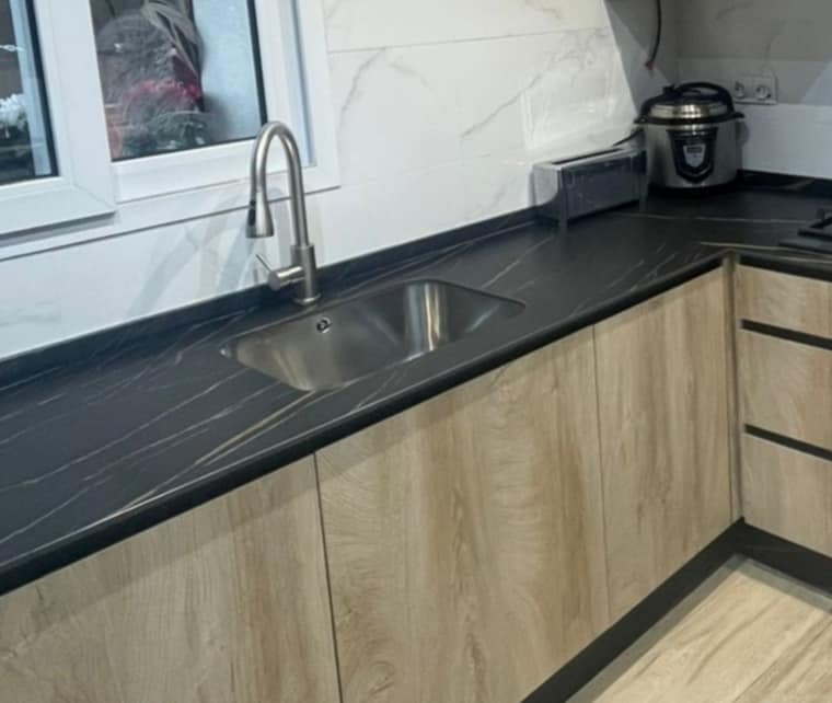 Muebles altos x 100 h más cerramiento a techo con zócalo: Servicios de Duran Cocinas y complementos Muebles altos x 100 h más cerramiento a techo con zócalo: Servicios de Duran Cocinas y complementos