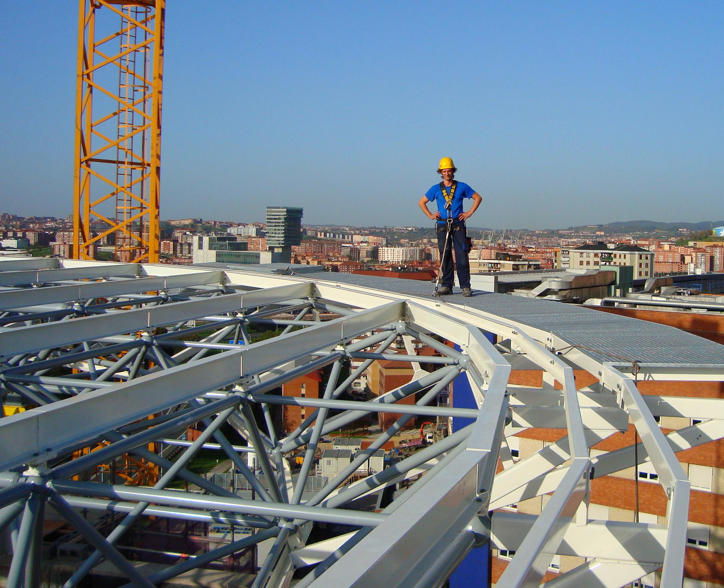 Montaje de linea de vida en el helipuerto del hospital de cruces , Bilbao Montaje de linea de vida en el helipuerto del hospital de cruces , Bilbao