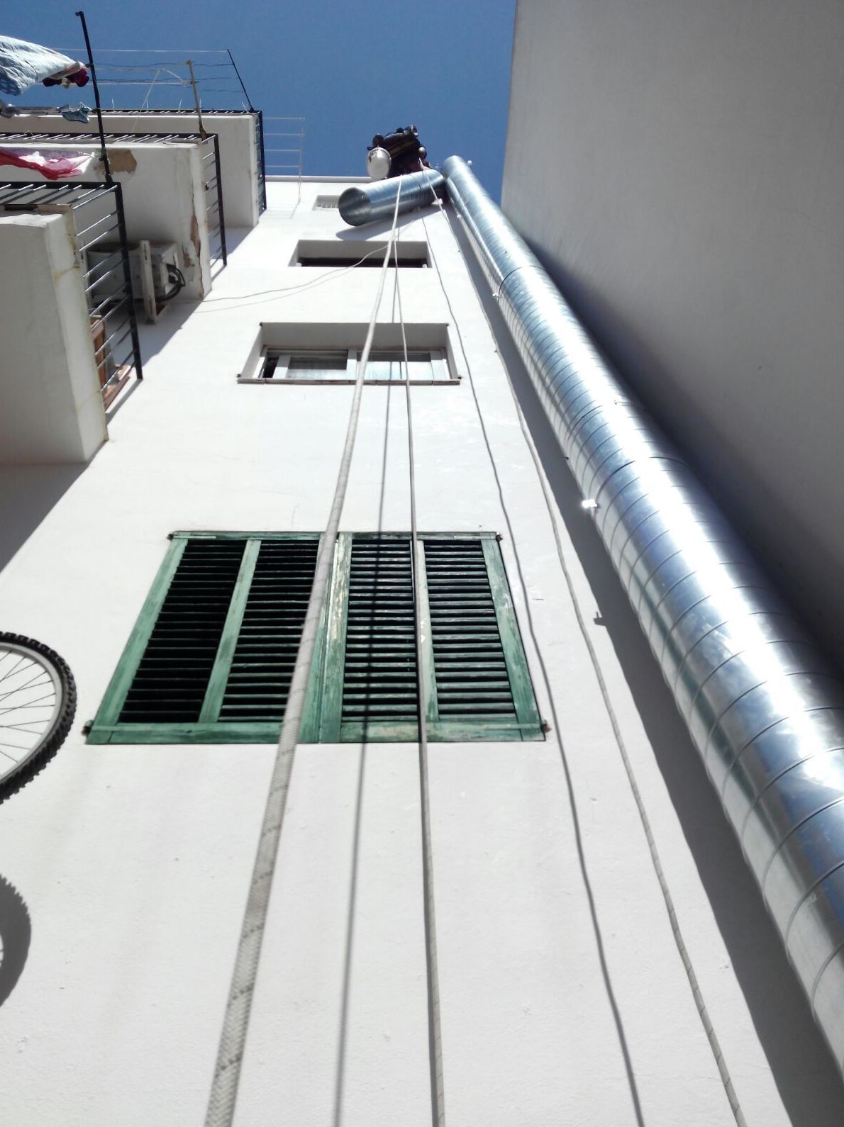 Instalación de tubo helicoidal de 350 mm para extraccion de humo en restaurante situado en AV:España. Instalación de tubo helicoidal de 350 mm para extraccion de humo en restaurante situado en AV:España.