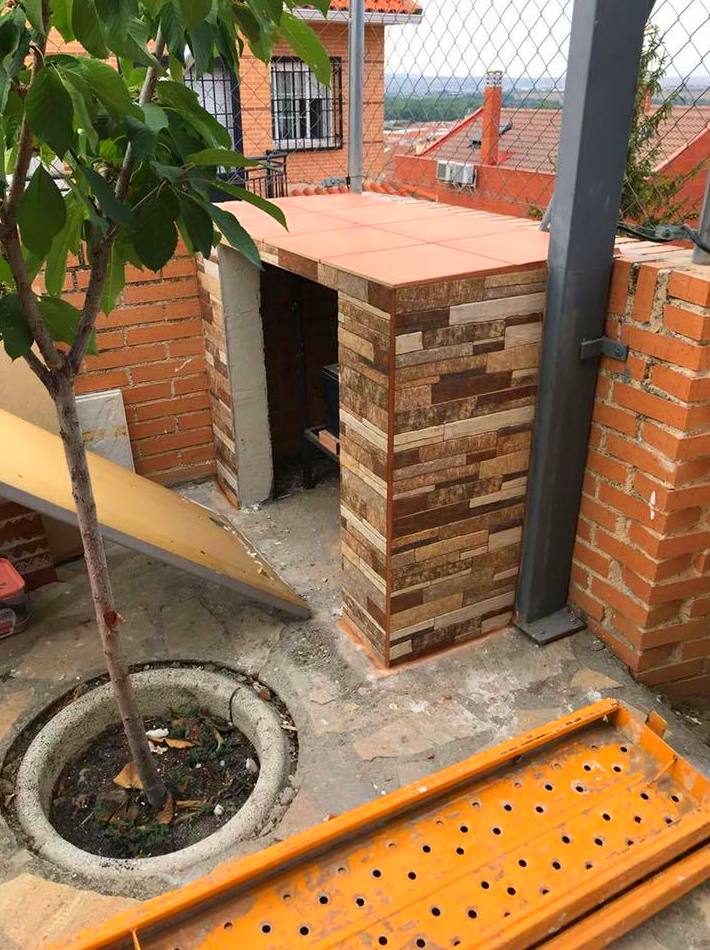 PATIO EN CHALET, RESTAURARLO: Trabajos realizados de REFORMAS, INSTALACIONES Y CONSTRUCCION ARAGON PATIO EN CHALET, RESTAURARLO: Trabajos realizados de REFORMAS, INSTALACIONES Y CONSTRUCCION ARAGON