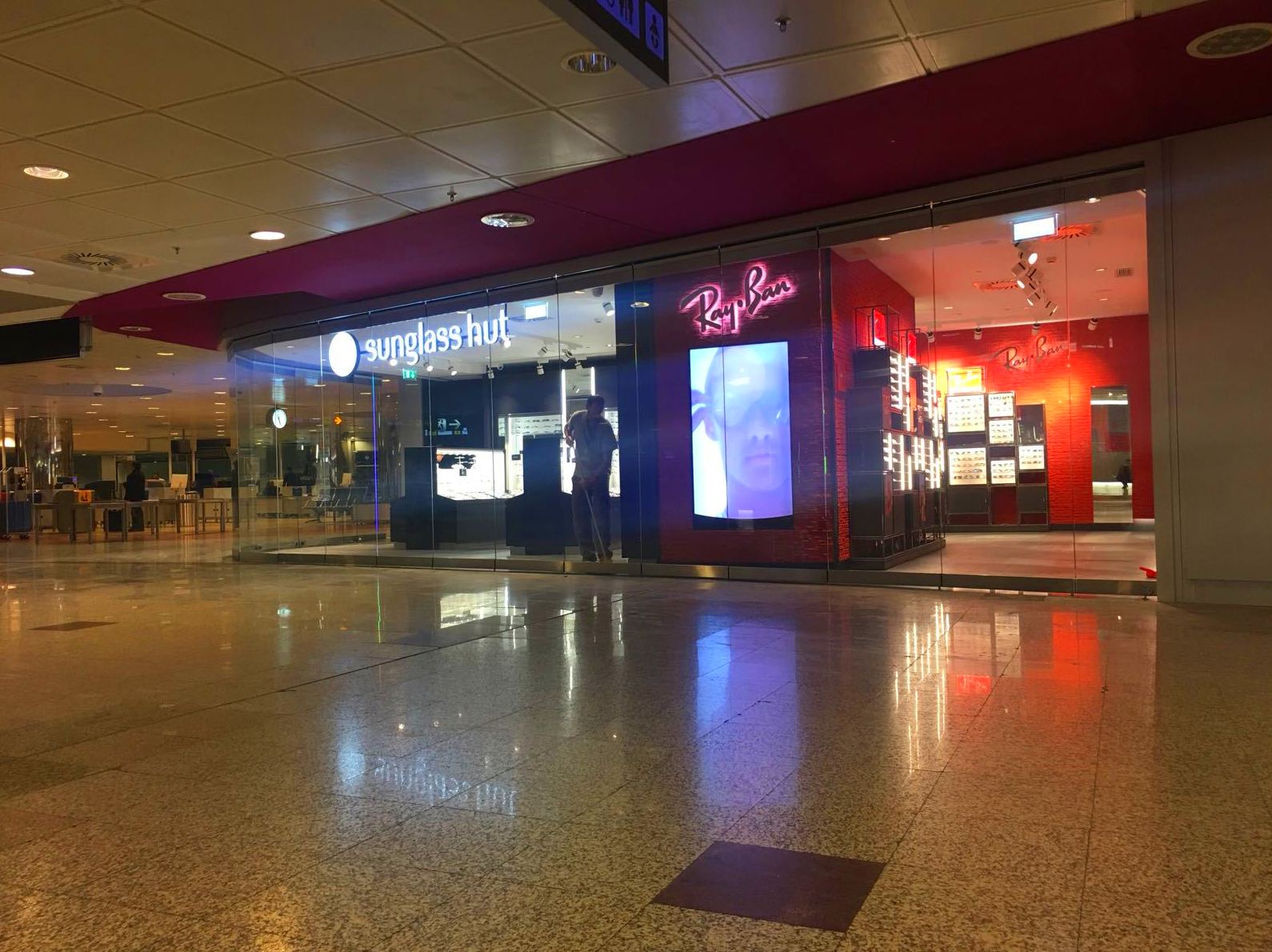 Sunglass Hut reforma integral: Trabajos realizados de REFORMAS, INSTALACIONES Y CONSTRUCCION ARAGON Sunglass Hut reforma integral: Trabajos realizados de REFORMAS, INSTALACIONES Y CONSTRUCCION ARAGON