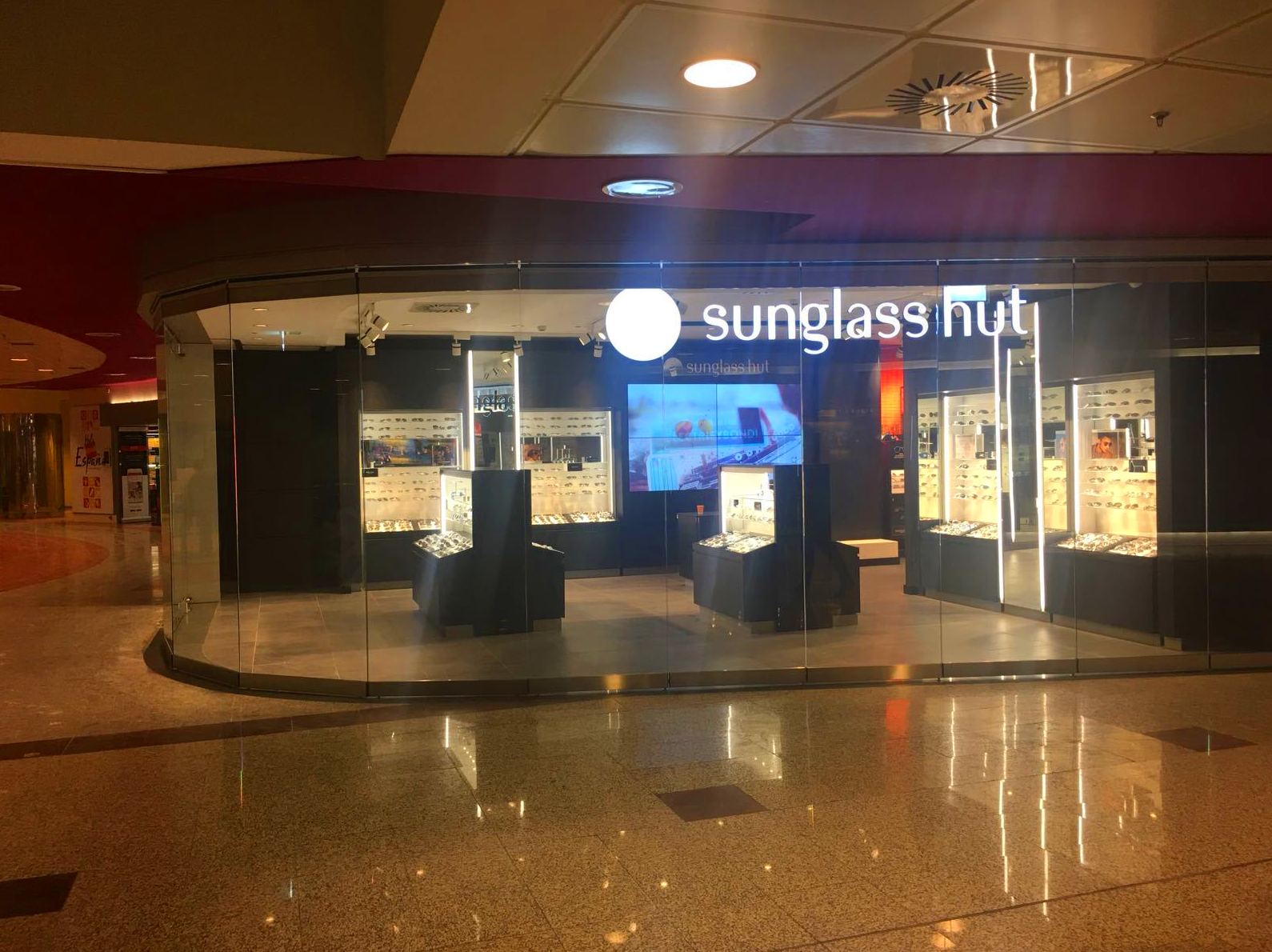 Sunglass Hut reforma integral: Trabajos realizados de REFORMAS, INSTALACIONES Y CONSTRUCCION ARAGON Sunglass Hut reforma integral: Trabajos realizados de REFORMAS, INSTALACIONES Y CONSTRUCCION ARAGON