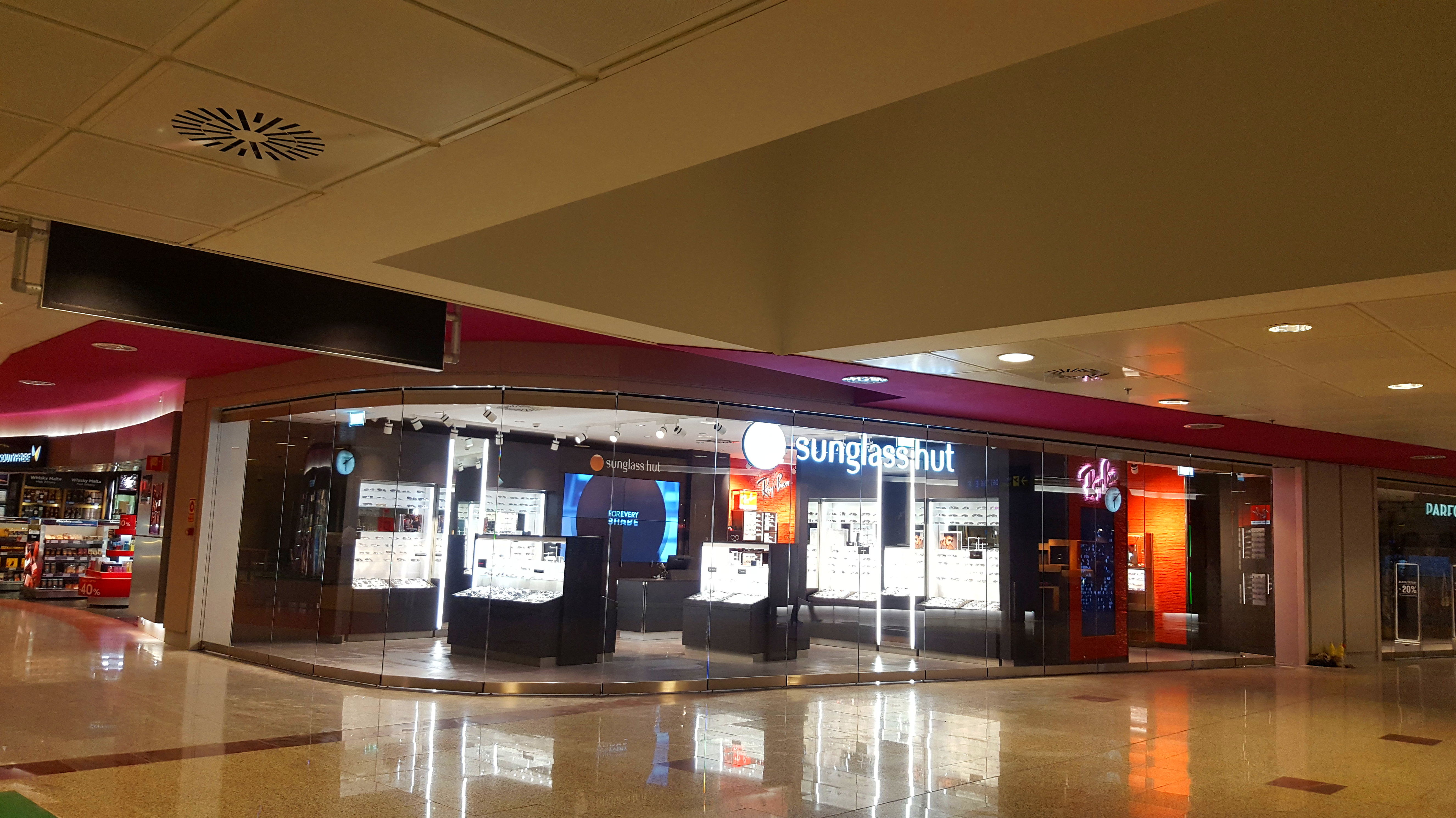 Sunglass Hut reforma integral: Trabajos realizados de REFORMAS, INSTALACIONES Y CONSTRUCCION ARAGON Sunglass Hut reforma integral: Trabajos realizados de REFORMAS, INSTALACIONES Y CONSTRUCCION ARAGON