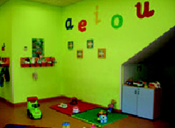 Sala de juegos luminosa y alegre