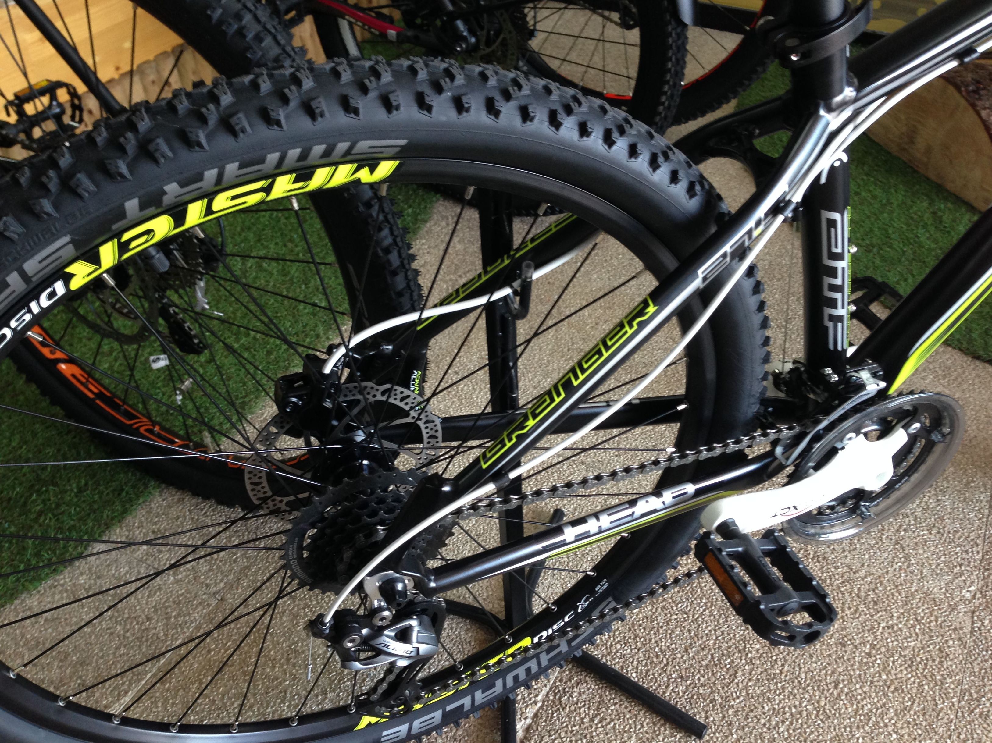 3x8 velocidades. Cambios Shimano Altus y Acera. Cubierta Schwalbe Smart Sam 3x8 velocidades. Cambios Shimano Altus y Acera. Cubierta Schwalbe Smart Sam
