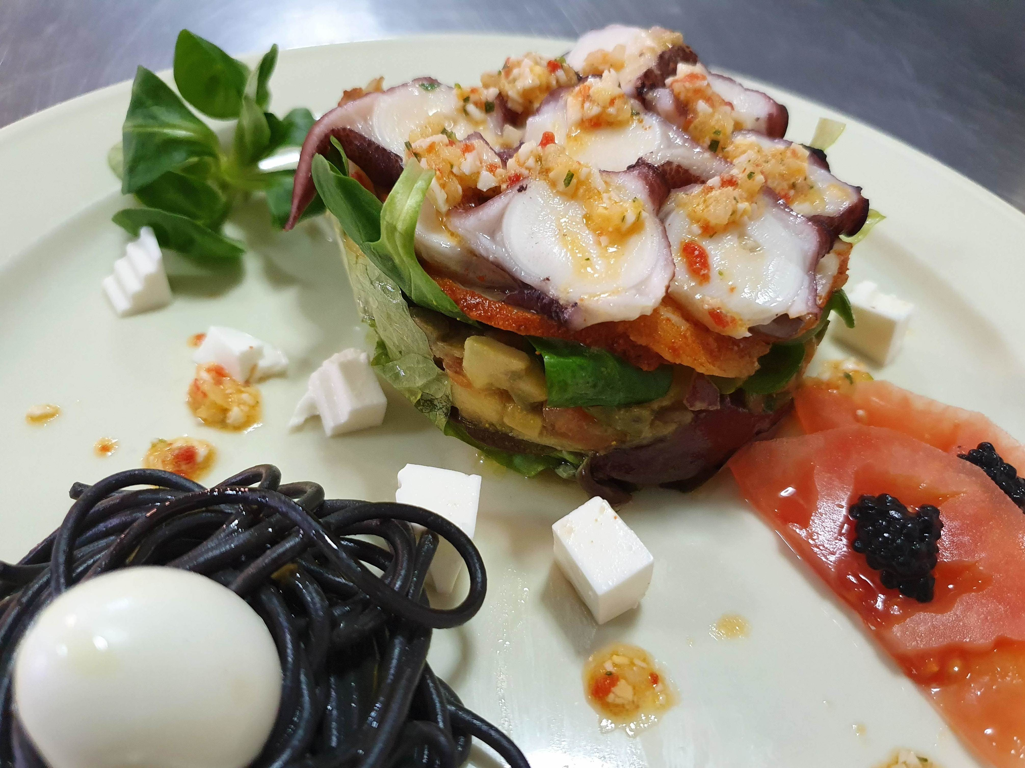 Ensaladas y sopas: Especialidades de Finca el Duque Ensaladas y sopas: Especialidades de Finca el Duque