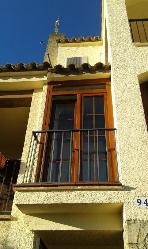 Ventanas marrones : Servicios de Aluminis i PVC Baix Ter Ventanas marrones : Servicios de Aluminis i PVC Baix Ter