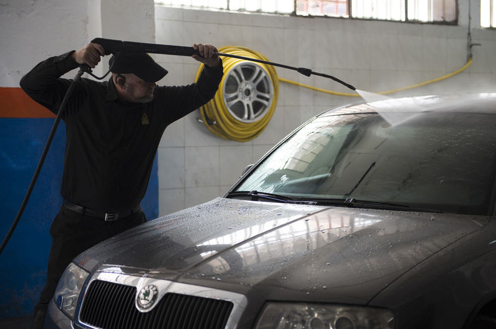Lavado a mano y limpieza de tapicerías del automóvil en Alcobendas