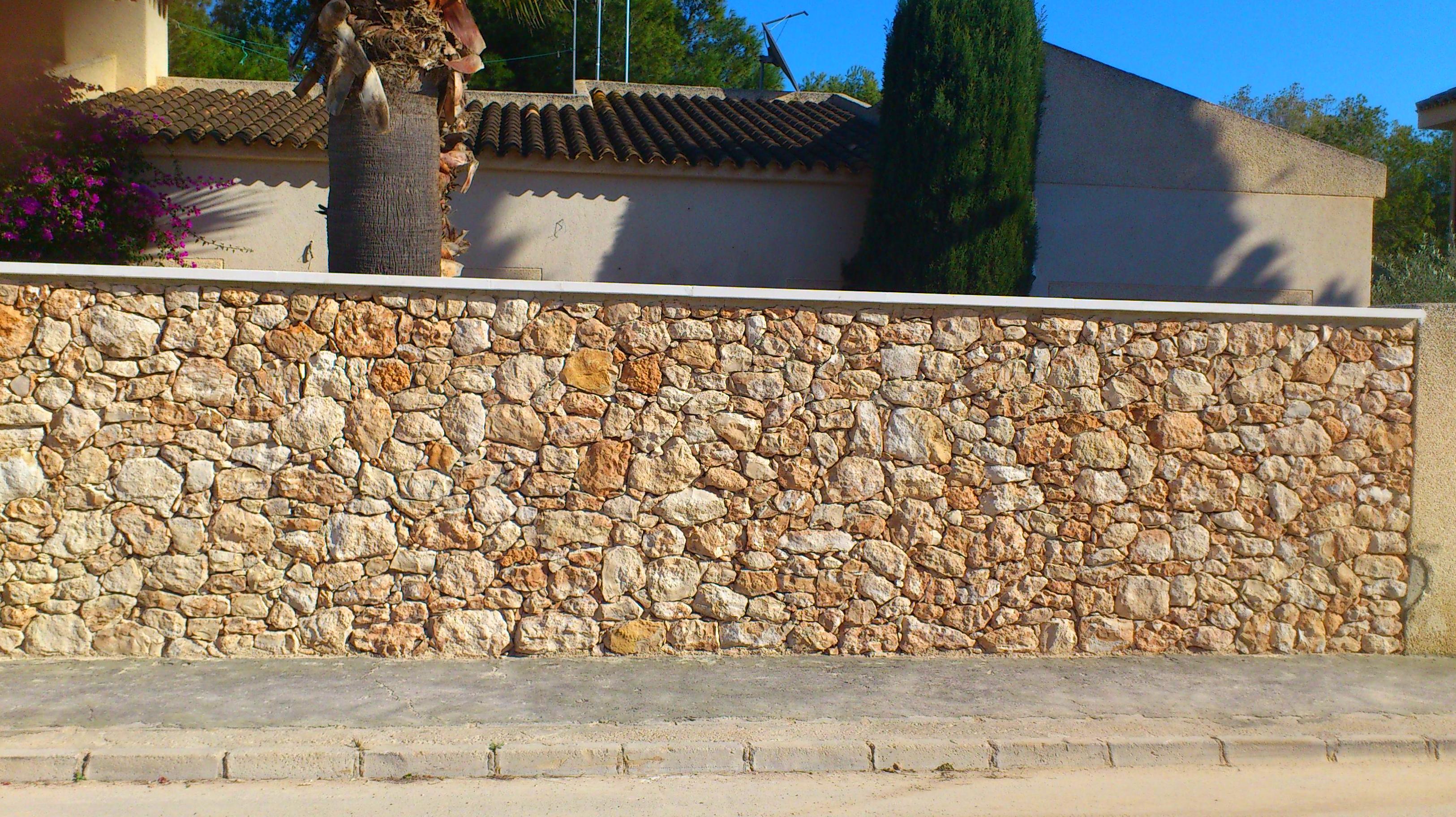 Fachada en piedra de Campoamor Fachada en piedra de Campoamor