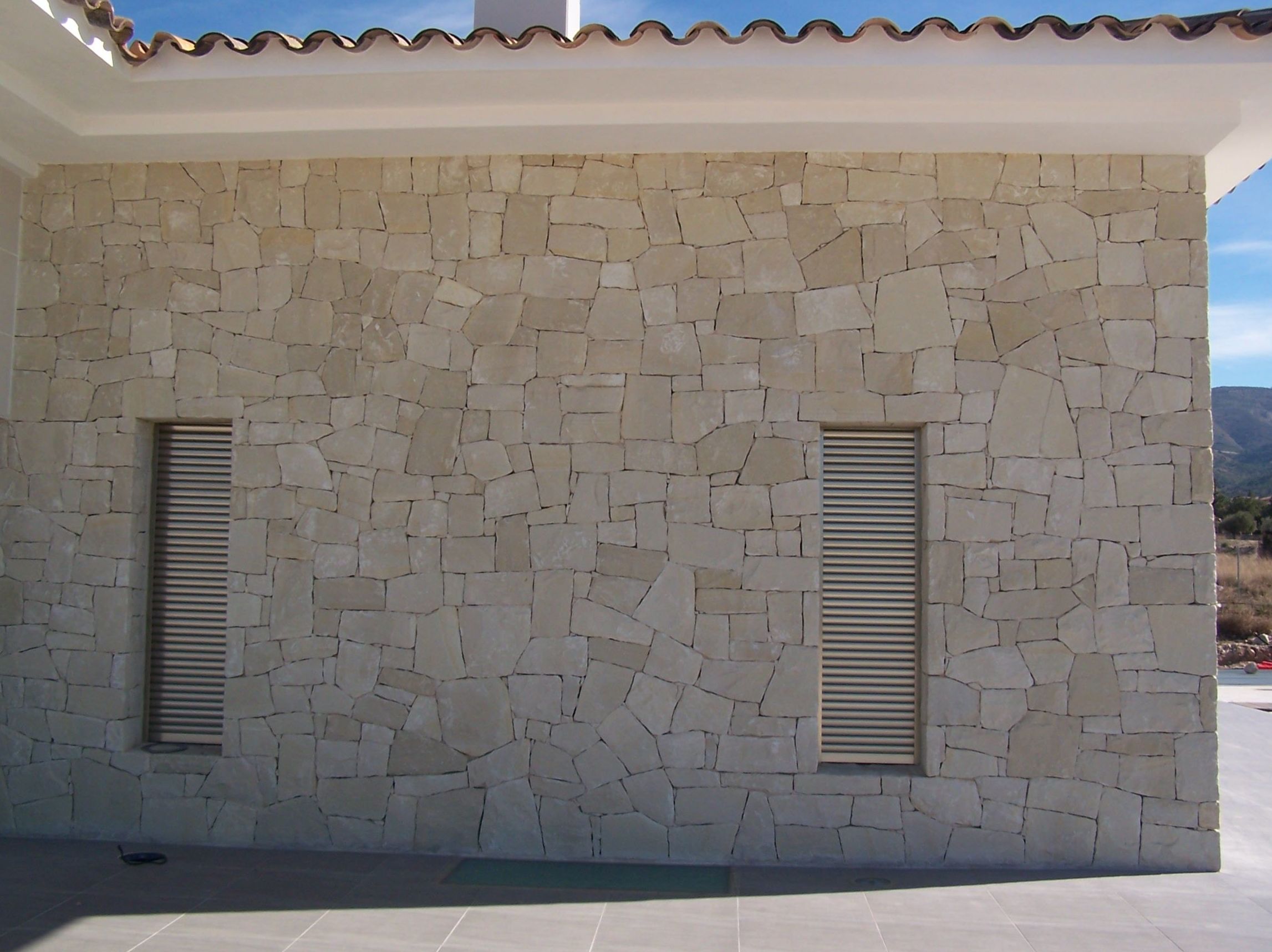 Fachada en piedra blanca de almorqui Fachada en piedra blanca de almorqui