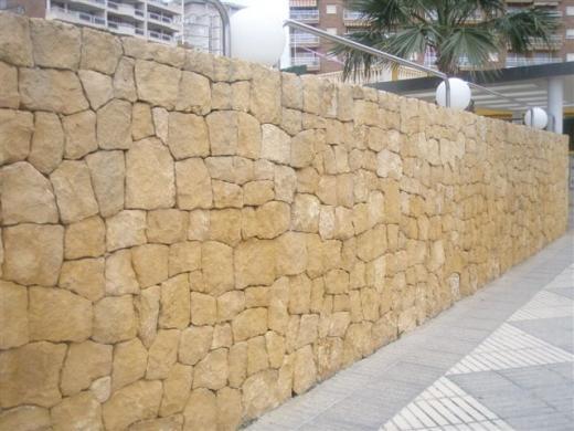 Construcción de fachada de piedra amarilla de la Nucia