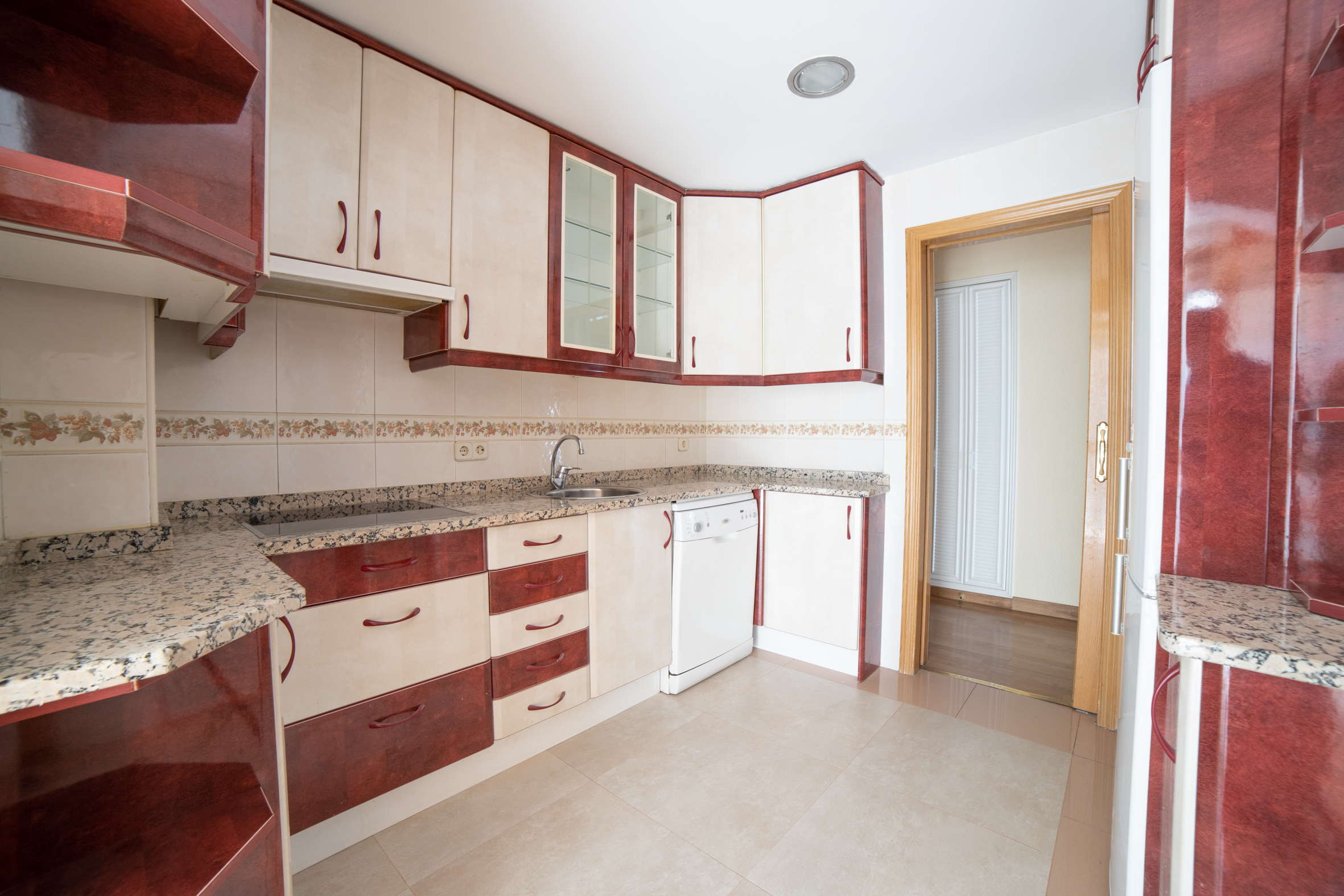 VIVIENDA EN LA ZONA DE IVIASA MOSTOLES: INMUEBLES TOP de Arroyo House VIVIENDA EN LA ZONA DE IVIASA MOSTOLES: INMUEBLES TOP de Arroyo House