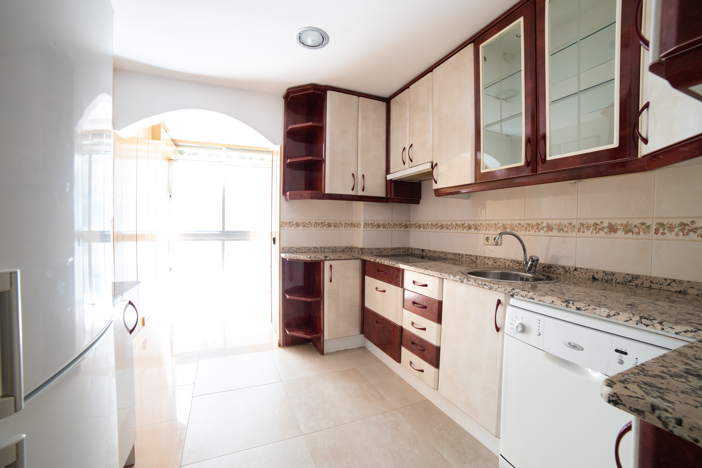 VIVIENDA EN LA ZONA DE IVIASA MOSTOLES: INMUEBLES TOP de Arroyo House VIVIENDA EN LA ZONA DE IVIASA MOSTOLES: INMUEBLES TOP de Arroyo House