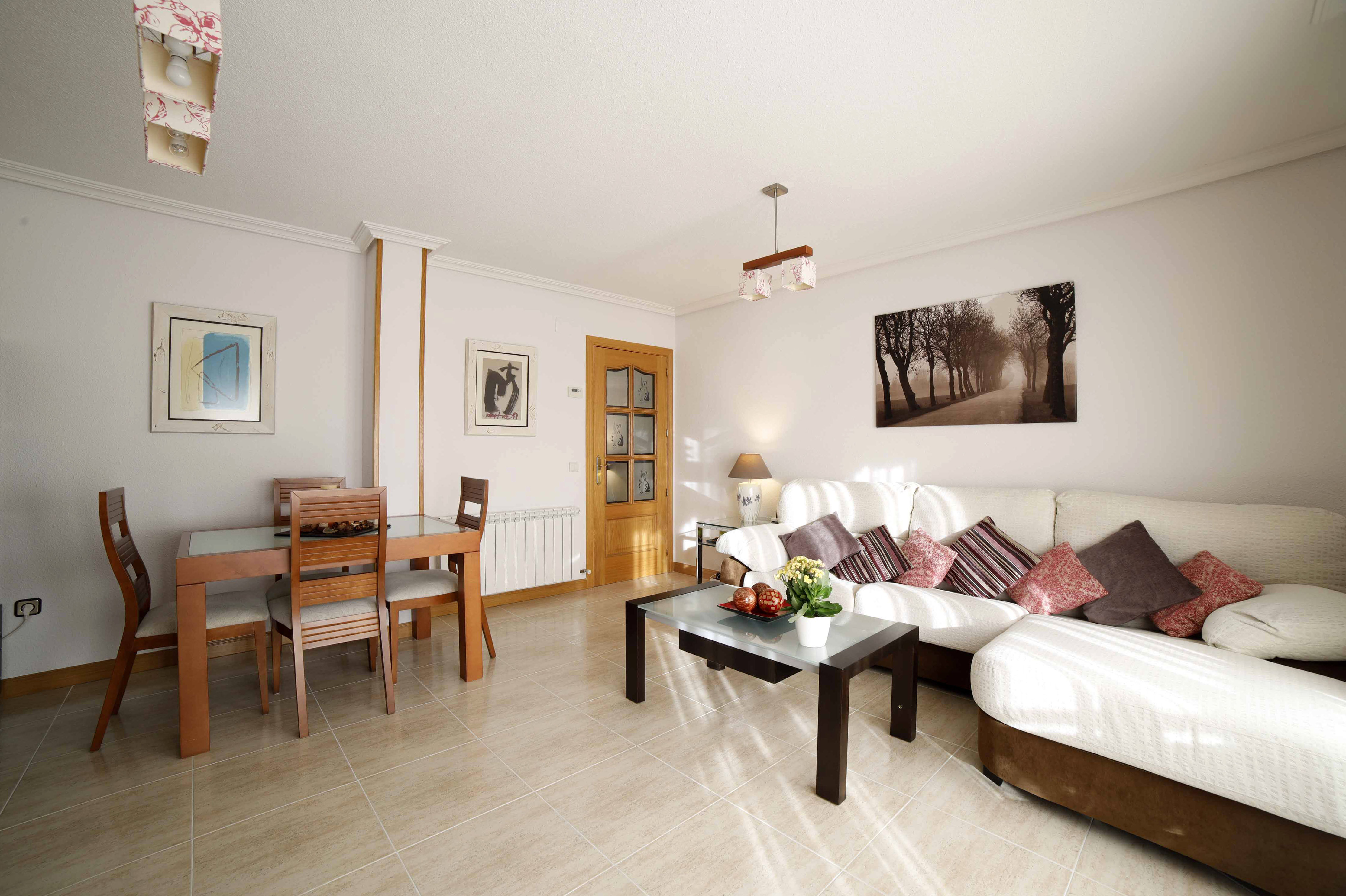 VIVIENDA EN MOSTOLES PARQUE COIMBRA: INMUEBLES TOP de Arroyo House VIVIENDA EN MOSTOLES PARQUE COIMBRA: INMUEBLES TOP de Arroyo House