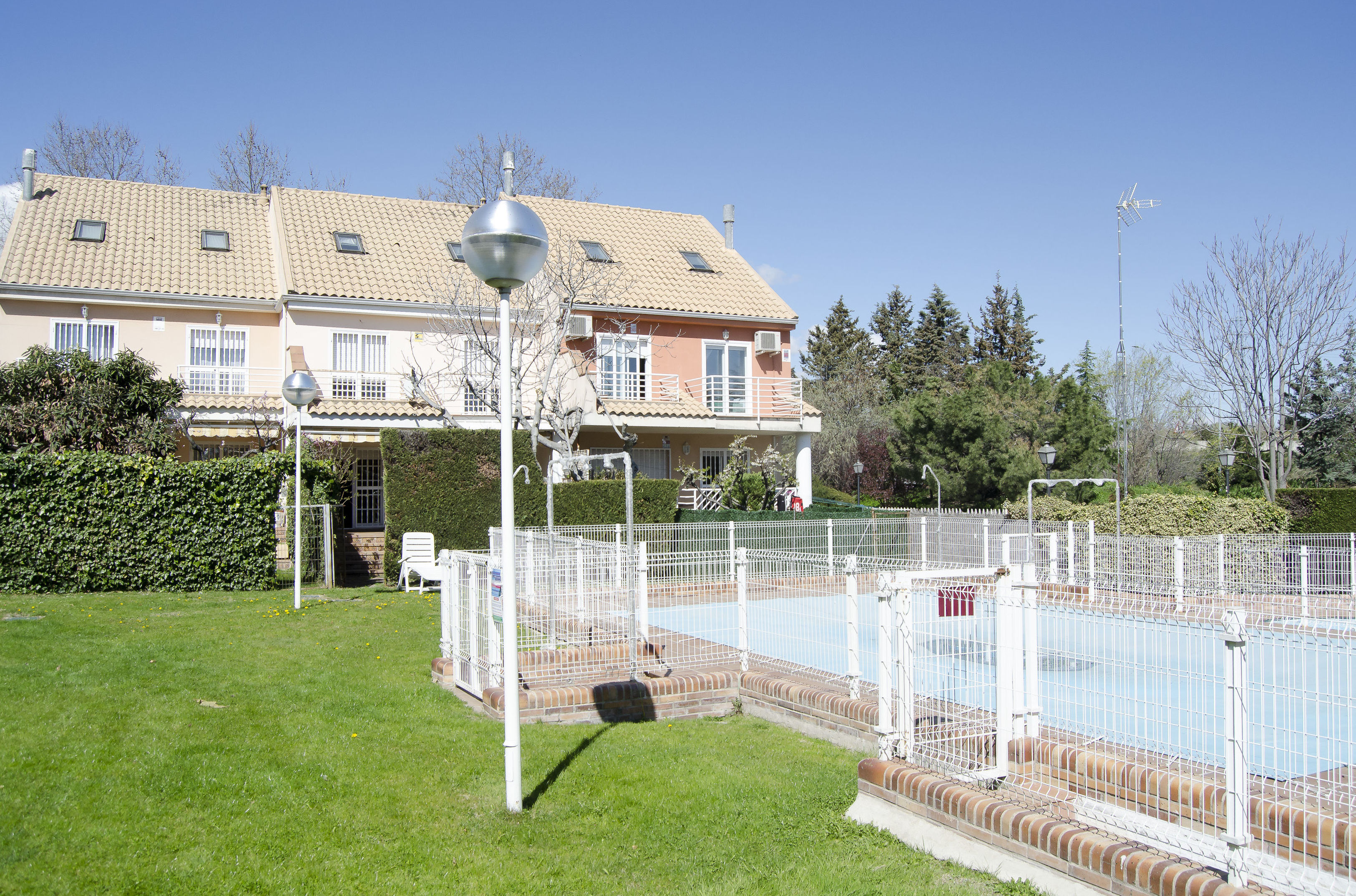 CHALET ADOSADO EN LOS CASTILLOS DE ALCORCÓN: INMUEBLES TOP de Arroyo House CHALET ADOSADO EN LOS CASTILLOS DE ALCORCÓN: INMUEBLES TOP de Arroyo House