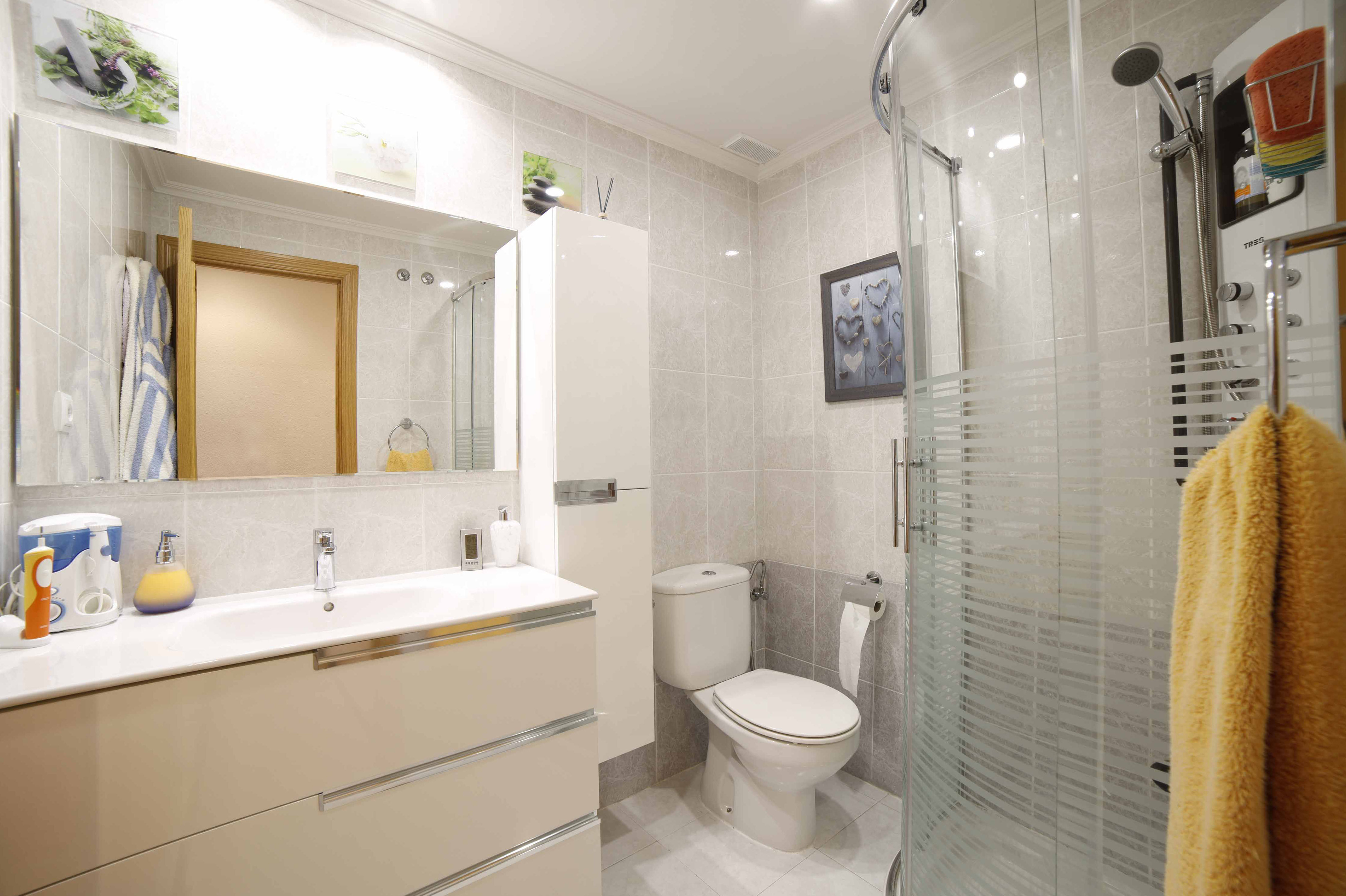 VIVIENDA EN MOSTOLES PARQUE COIMBRA: INMUEBLES TOP de Arroyo House VIVIENDA EN MOSTOLES PARQUE COIMBRA: INMUEBLES TOP de Arroyo House