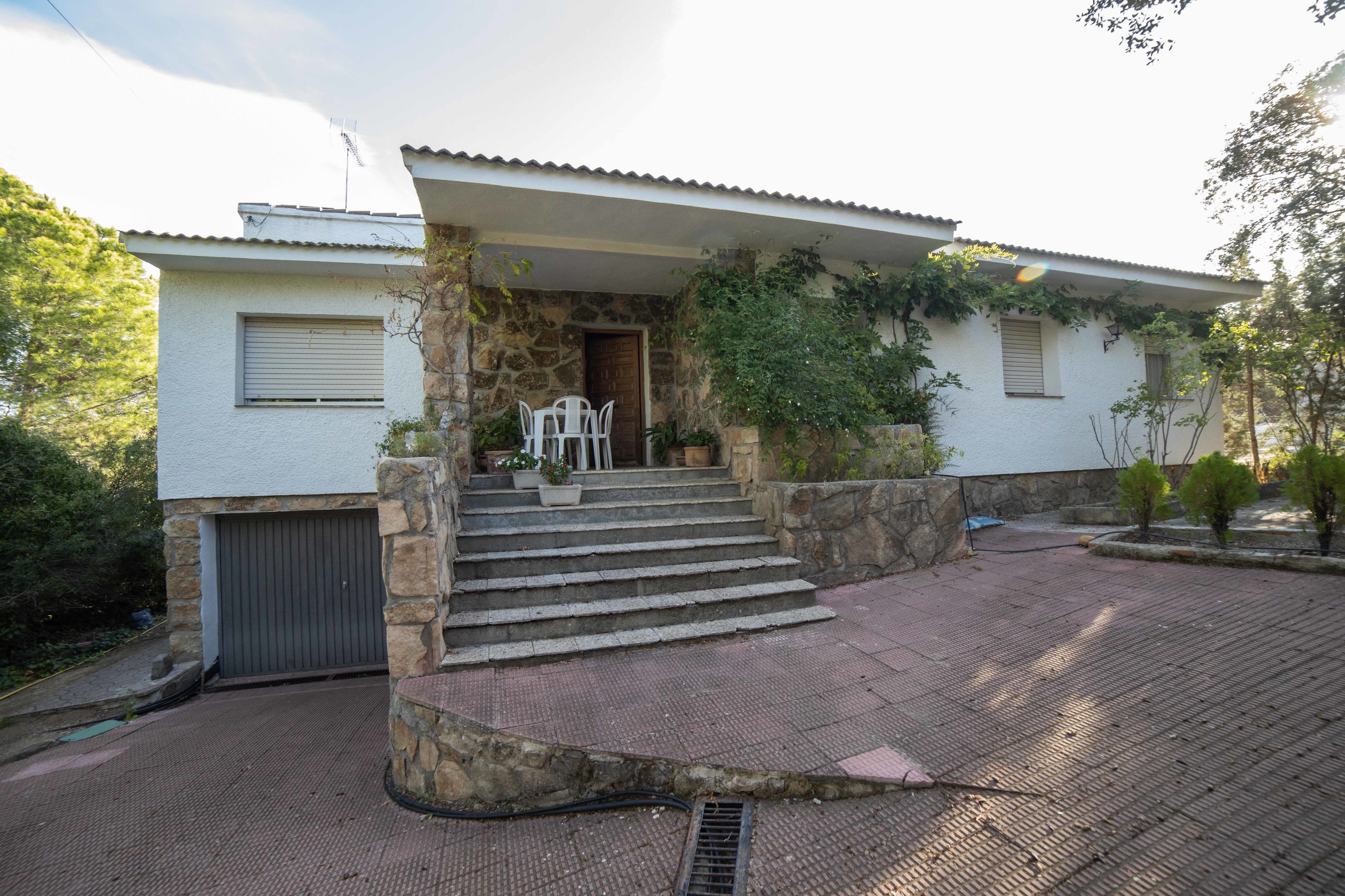 CHALET EN COTORREDONDO: INMUEBLES TOP de Arroyo House CHALET EN COTORREDONDO: INMUEBLES TOP de Arroyo House