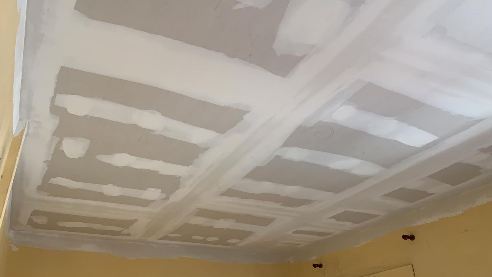 Instalación de falso techo de pladur. Realizado en salón . Usera (Madrid)