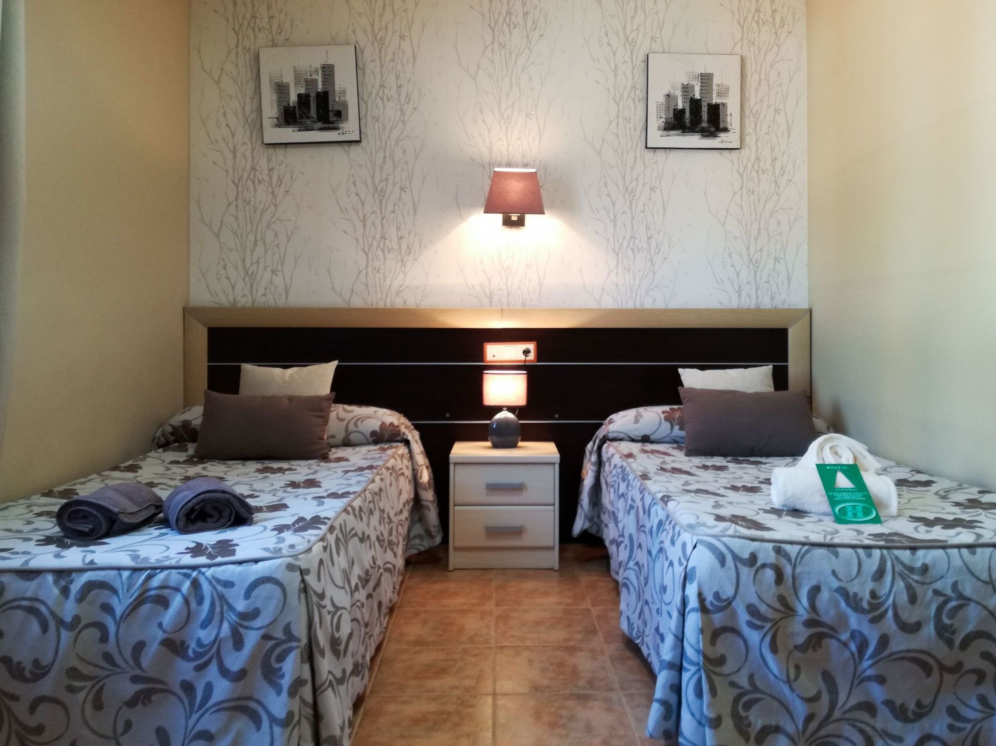 Habitaciones: Servicios de Hostal Avenidas Habitaciones: Servicios de Hostal Avenidas