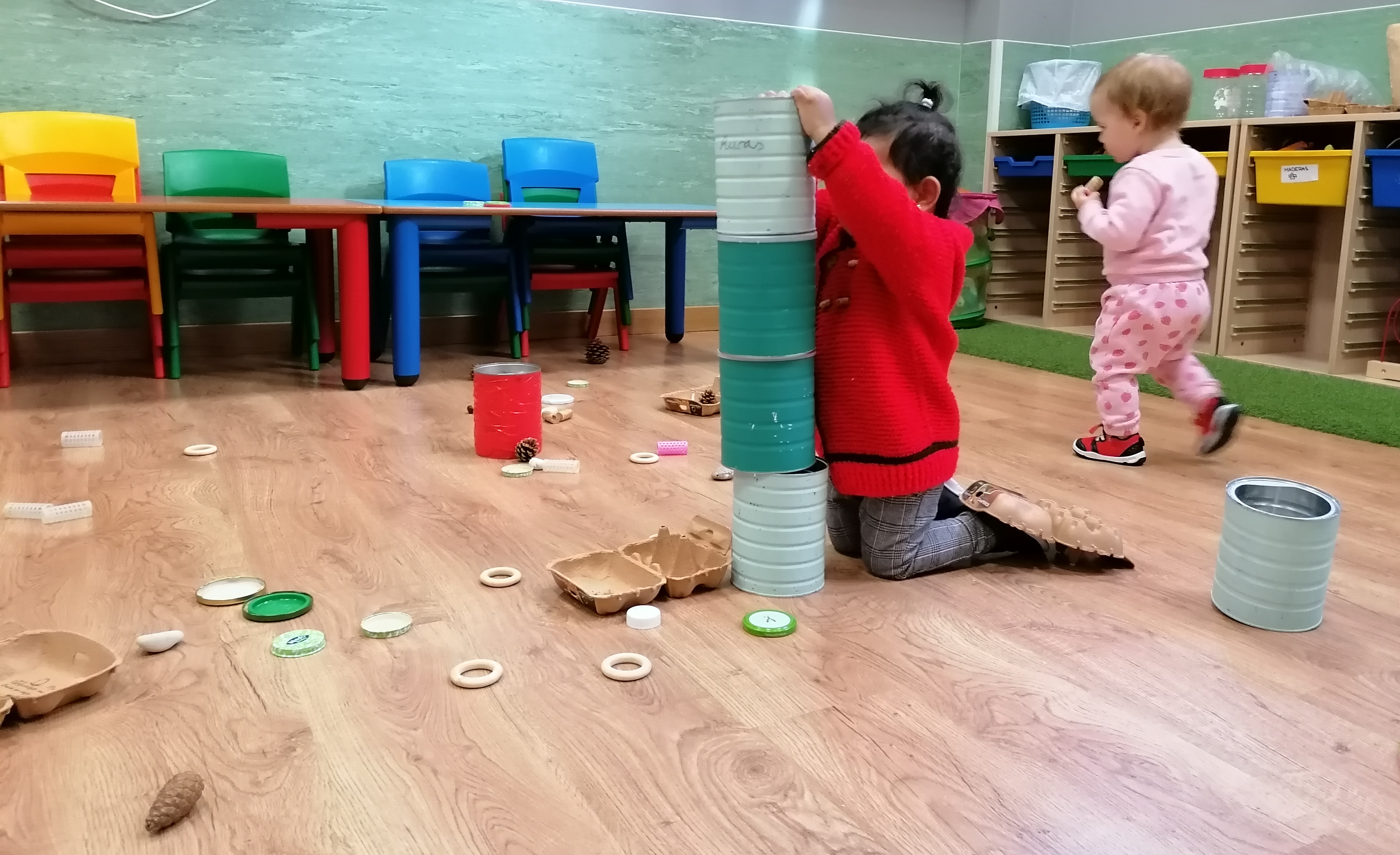 Desarrollo sensorial y juego libre: Nuestro Mundo  de Escuela Infantil Sonrisas