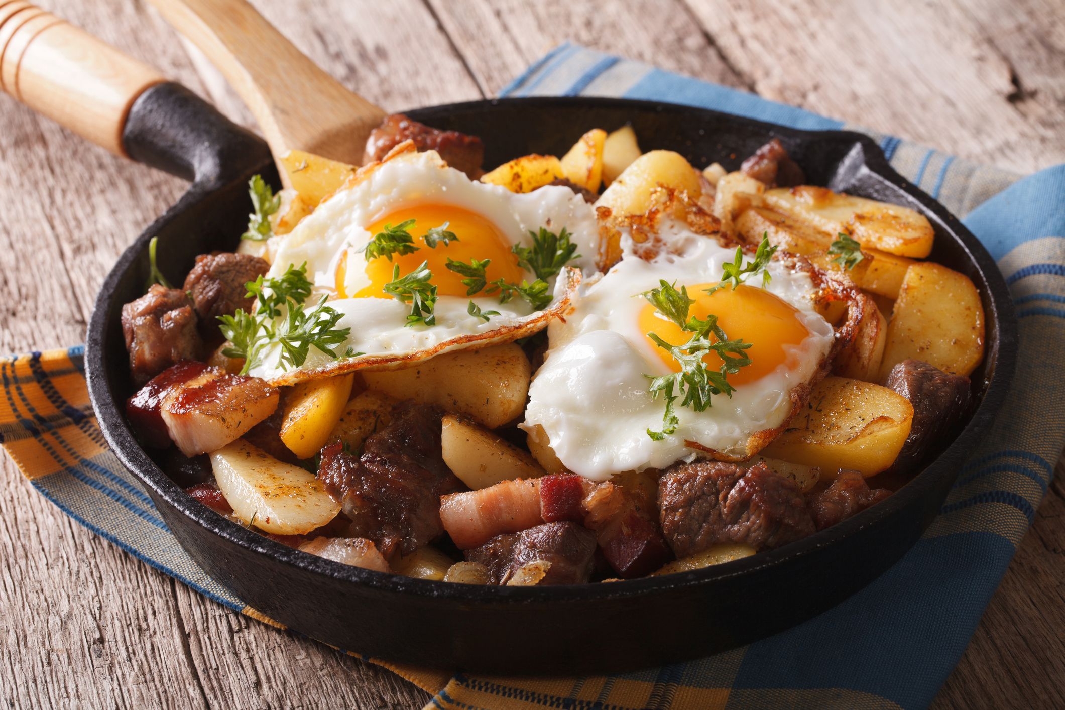Raciones de Patatas Panadera: Carta y menús de La Encina de Toño Raciones de Patatas Panadera: Carta y menús de La Encina de Toño