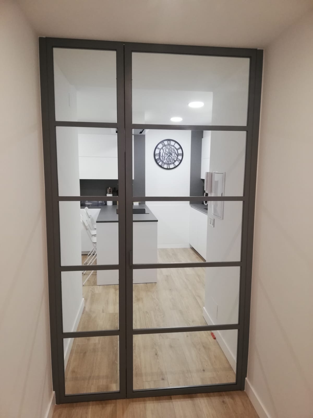 Puertas abatibles con perfilería en negro Puertas abatibles con perfilería en negro