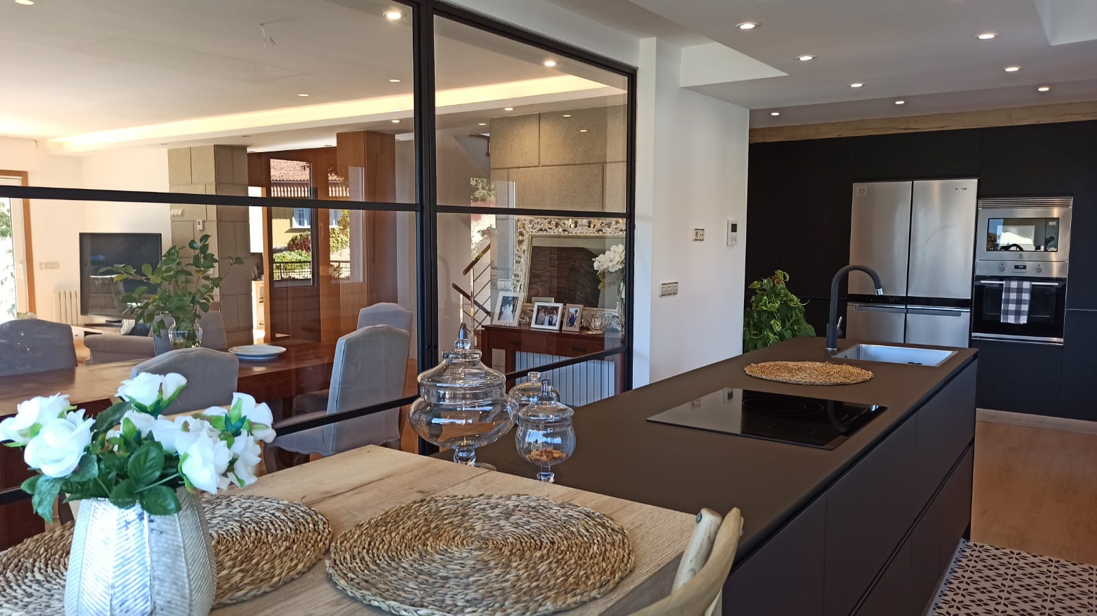 Puerta corredera acabado negra Puerta corredera acabado negra