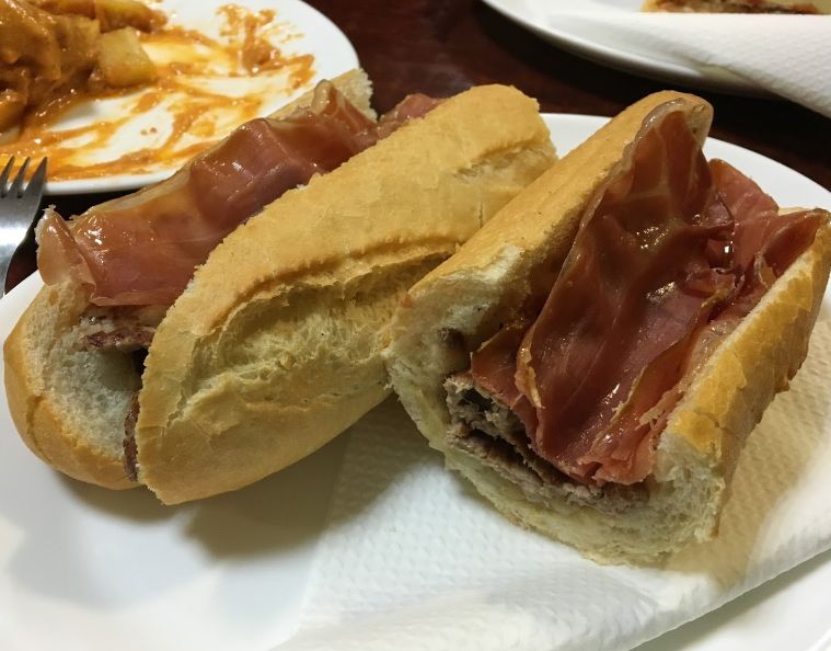 Bocadillos calientes: Hamburguesas, bocadillos y más de La Rosa de Reus Bocadillos calientes: Hamburguesas, bocadillos y más de La Rosa de Reus