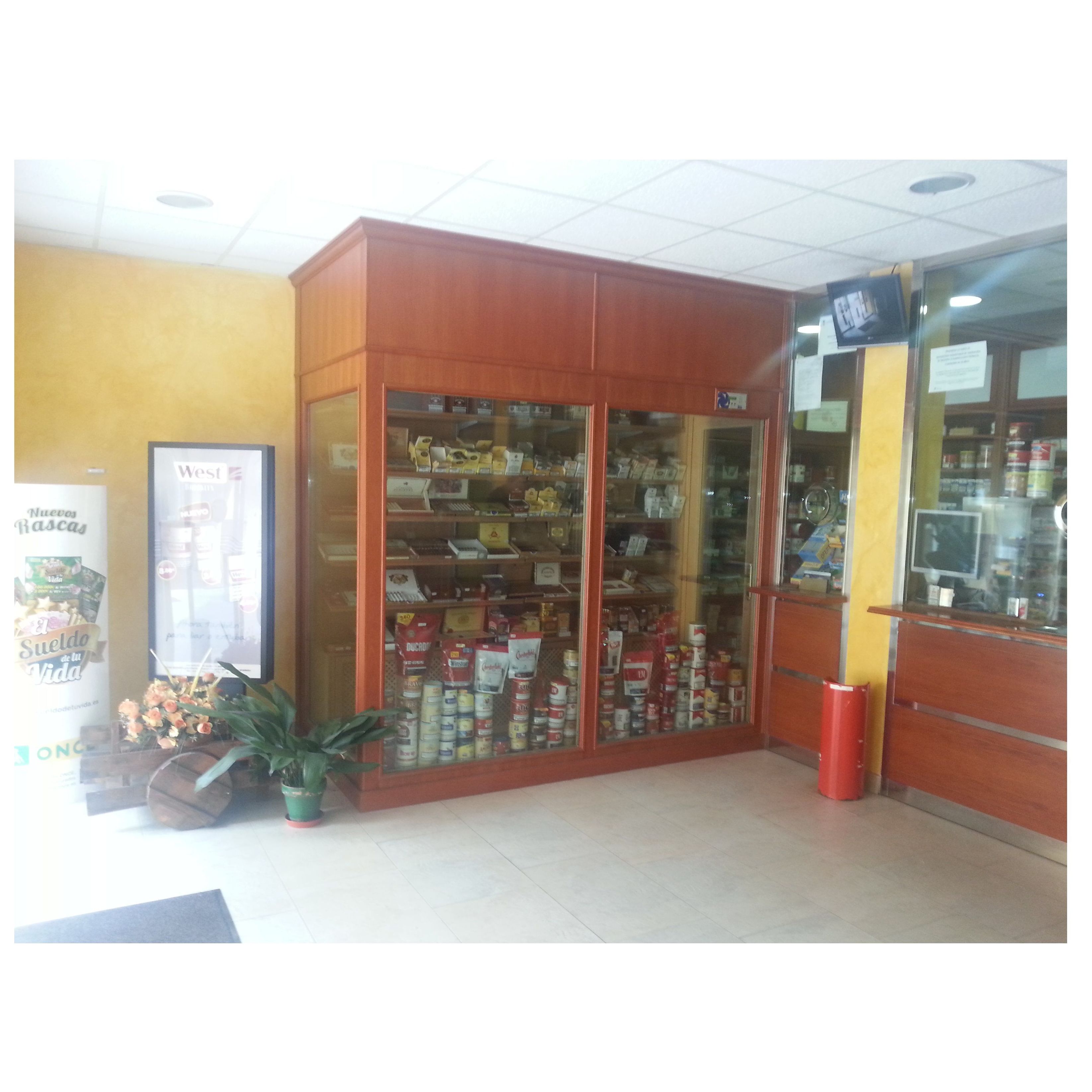 Cava y vitrina motorizada: Servicios loterías y estancos de Radis Equip Cava y vitrina motorizada: Servicios loterías y estancos de Radis Equip