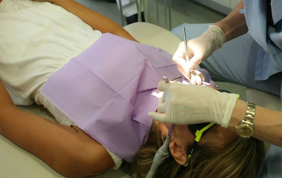 Poner implantes dentaless en Zaragoza }}
