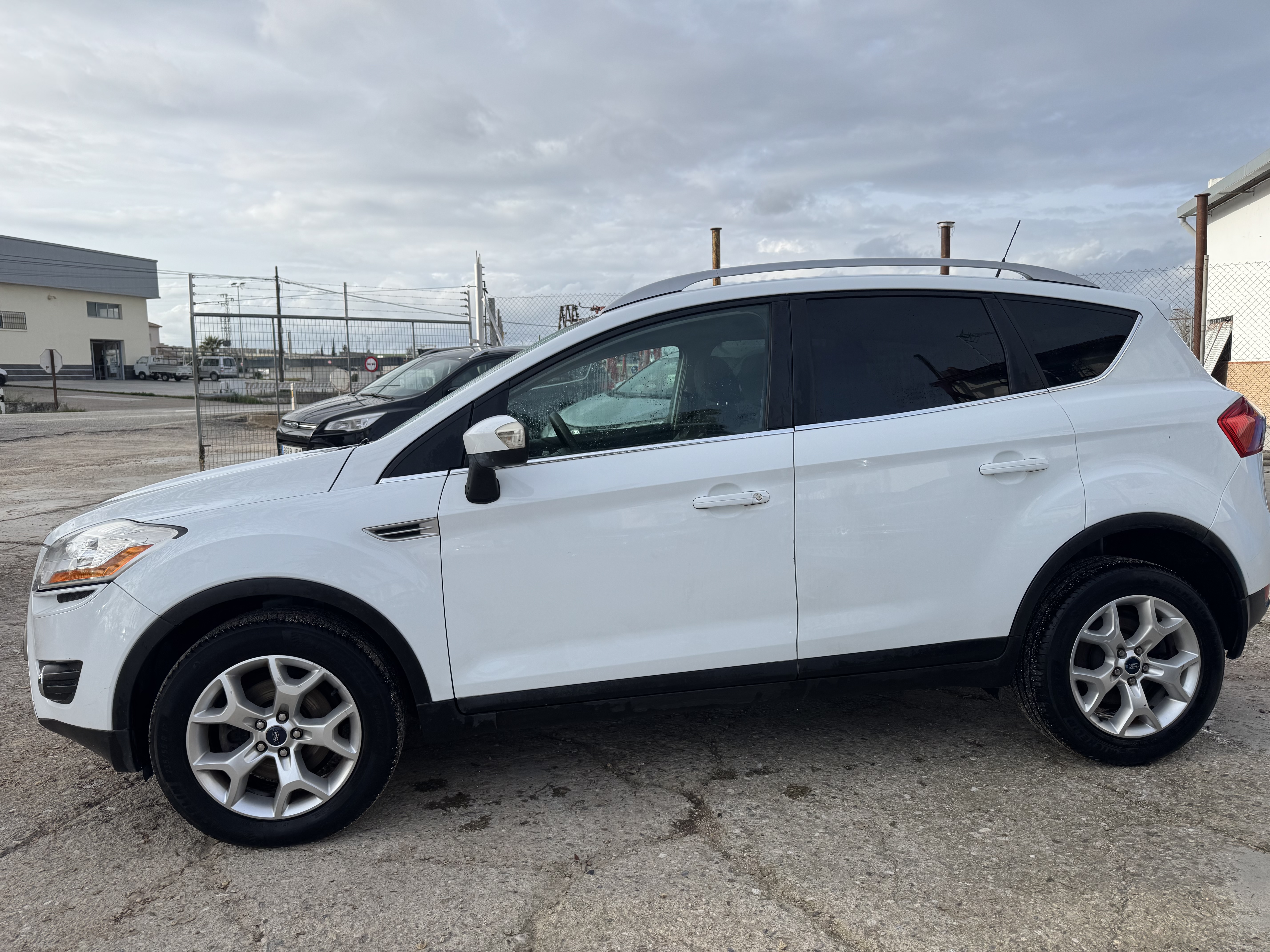 Ford kuga 2.0 tdci 140 cv del 2010 con 205.000 km: Stock de Vehículos de El Truekke Ford kuga 2.0 tdci 140 cv del 2010 con 205.000 km: Stock de Vehículos de El Truekke