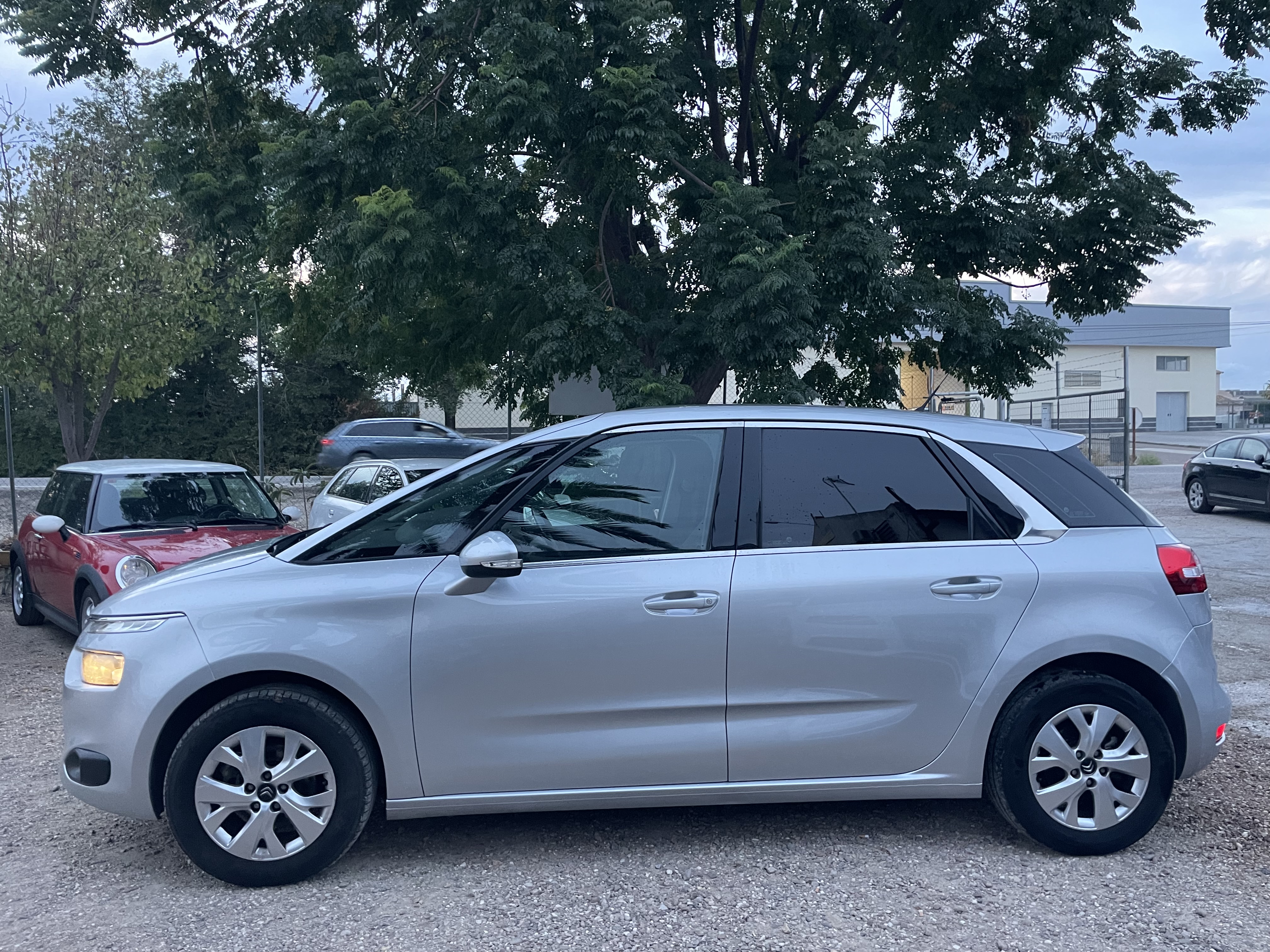 Citroën c4 Picasso 1.6 hdi 2016 con 205.000 km: Stock de Vehículos de El Truekke Citroën c4 Picasso 1.6 hdi 2016 con 205.000 km: Stock de Vehículos de El Truekke