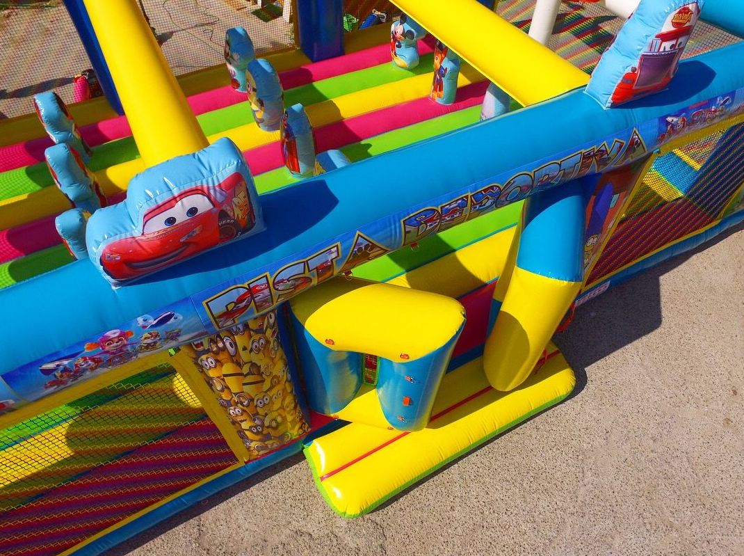 Pista deportiva multiobtsculos : Catálogo de Hinchables Happy Jump Pista deportiva multiobtsculos : Catálogo de Hinchables Happy Jump