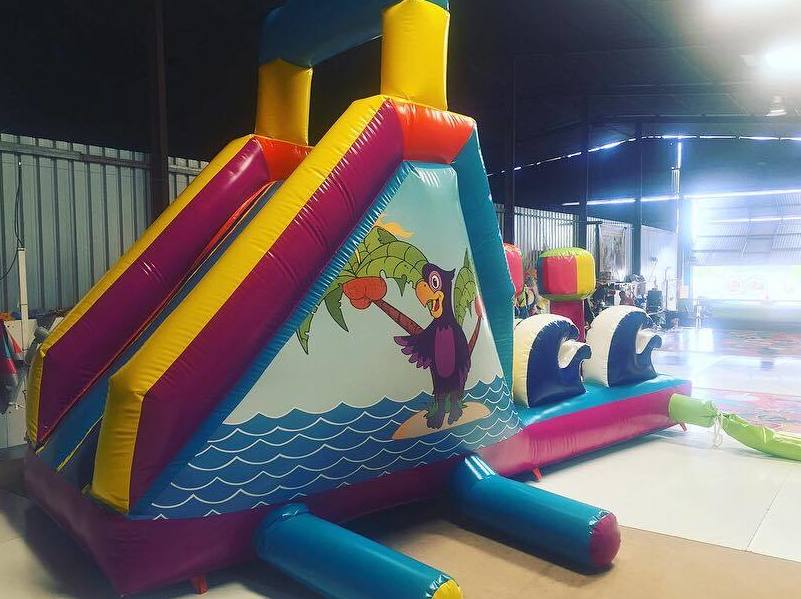 Castillo hinchable tobogán acuático : Catálogo de Hinchables Happy Jump Castillo hinchable tobogán acuático : Catálogo de Hinchables Happy Jump