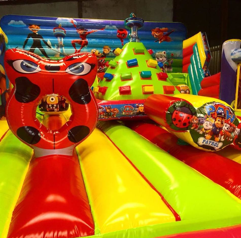 Castillo Hinchable tobogan con rocodromo: Catálogo de Hinchables Happy Jump Castillo Hinchable tobogan con rocodromo: Catálogo de Hinchables Happy Jump