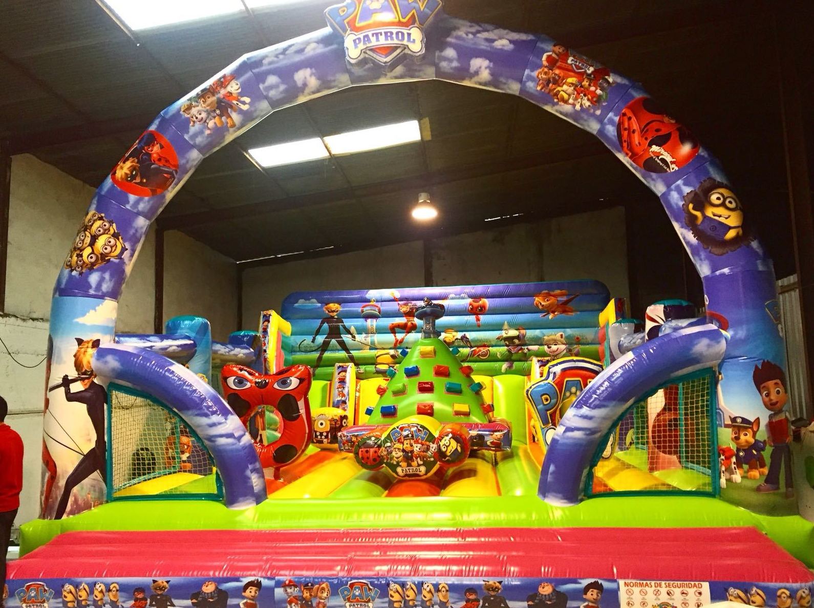 Castillo hinchable tobogán 1: Catálogo de Hinchables Happy Jump Castillo hinchable tobogán 1: Catálogo de Hinchables Happy Jump
