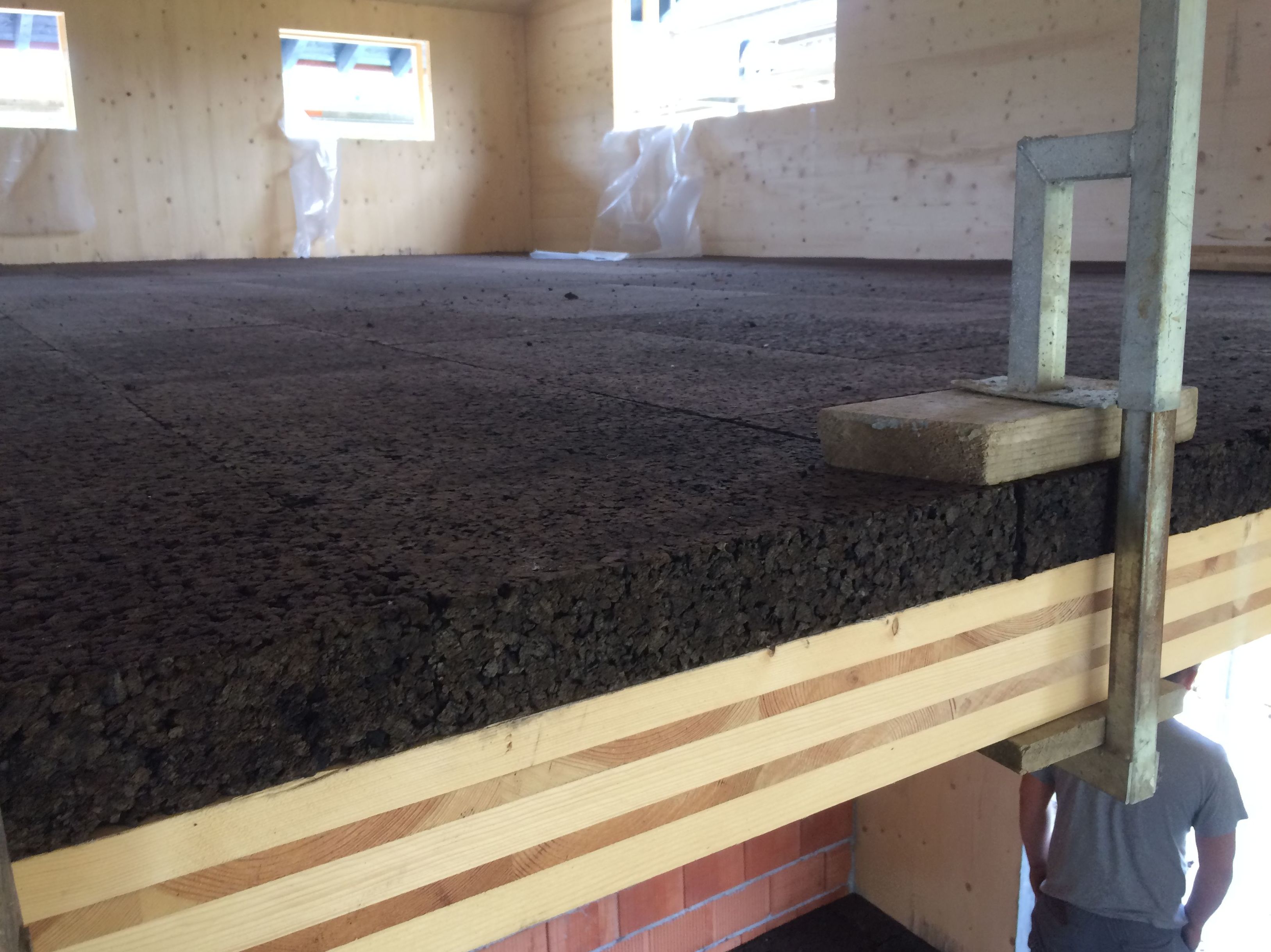 Aislamiento con corcho natural en planchas en el forjado de madera Aislamiento con corcho natural en planchas en el forjado de madera