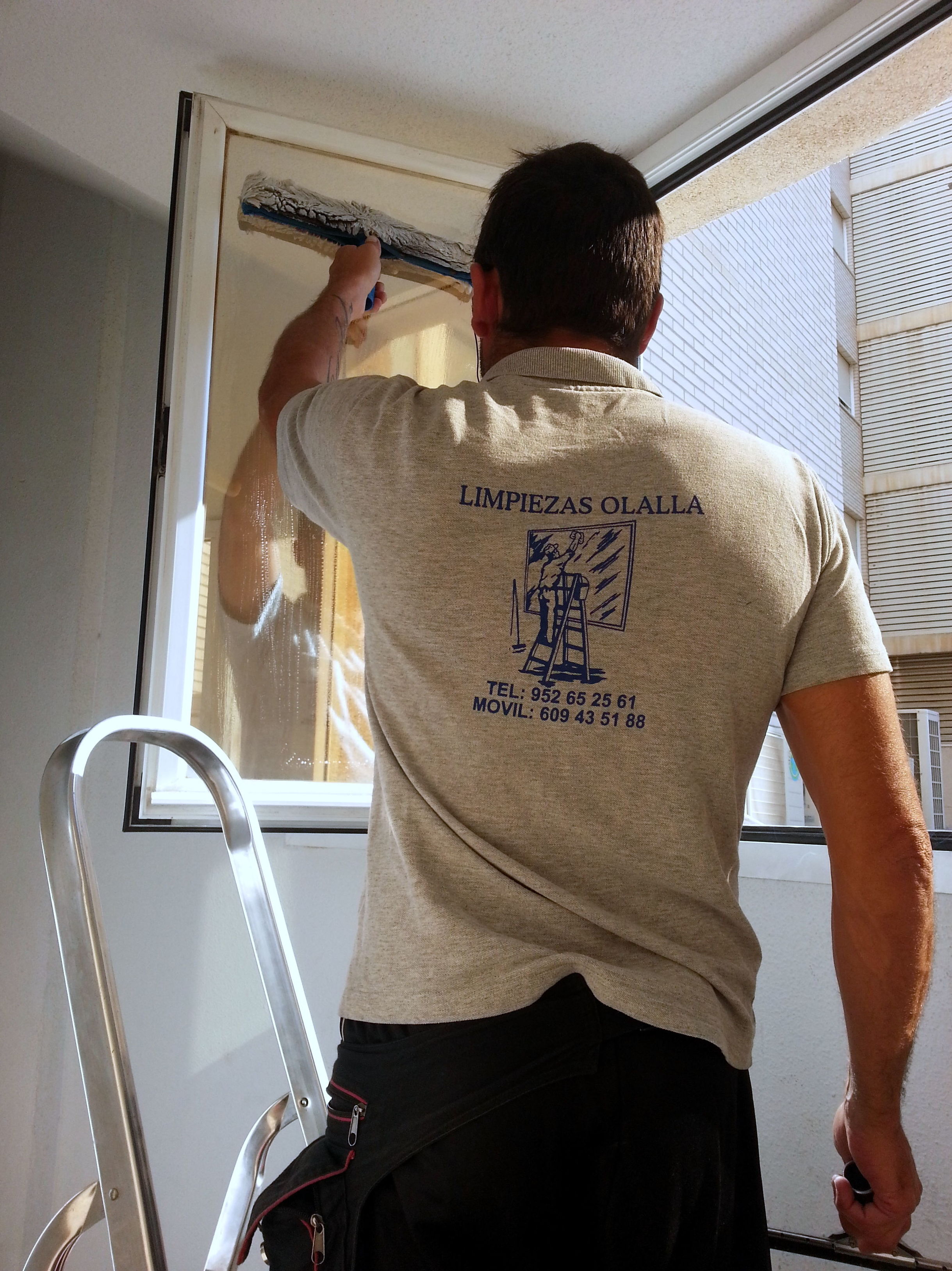 Limpieza de cristales en Comunidad de Propietarios. Limpieza de cristales en Comunidad de Propietarios.