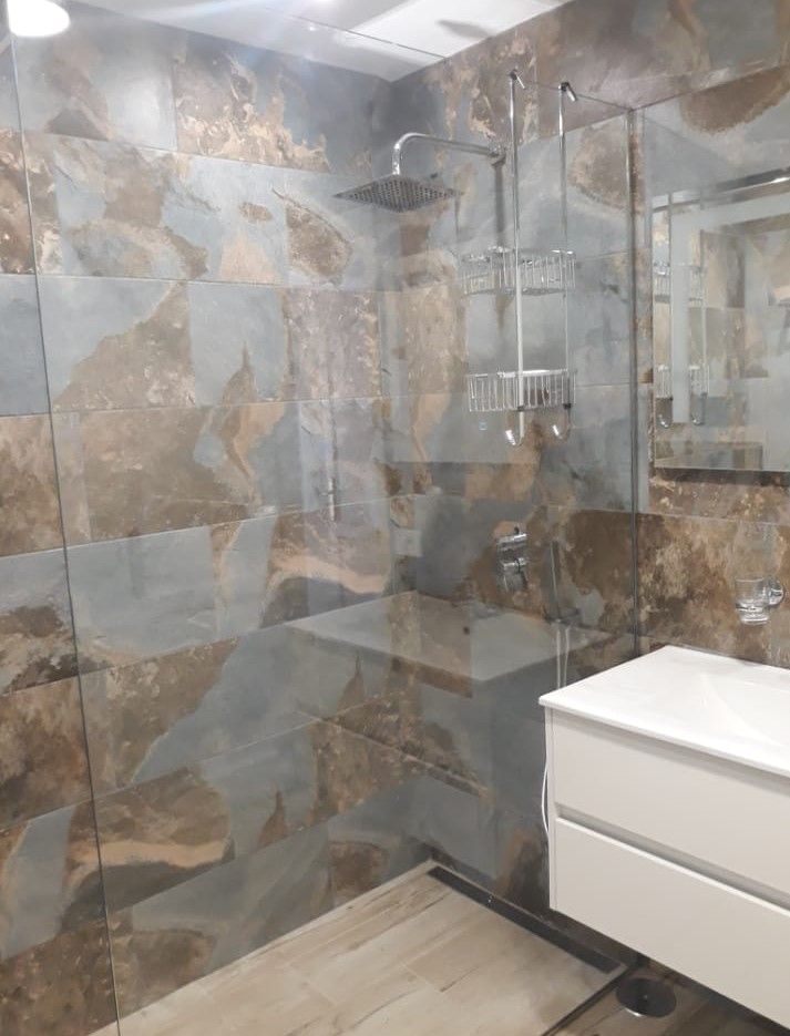 Reforma de baño minimalista: Servicios de Reformas, Pinturas e Impermeabilizaciones Carmelo’ s Reforma de baño minimalista: Servicios de Reformas, Pinturas e Impermeabilizaciones Carmelo’ s