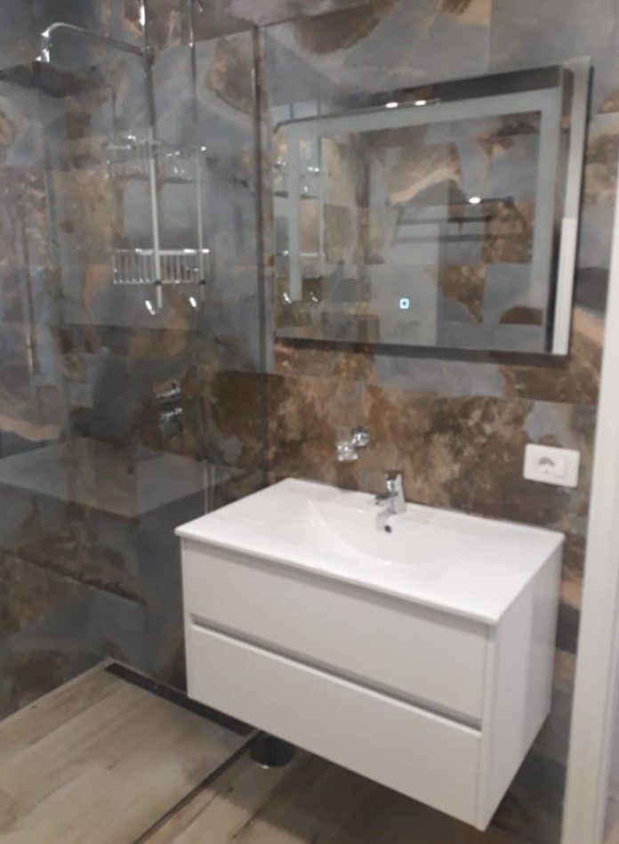 Reforma de baño minimalista: Servicios de Reformas, Pinturas e Impermeabilizaciones Carmelo’ s Reforma de baño minimalista: Servicios de Reformas, Pinturas e Impermeabilizaciones Carmelo’ s