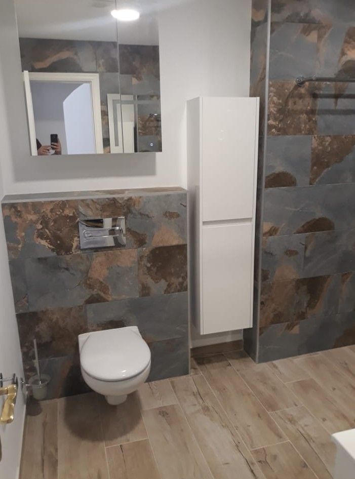 Reforma de baño minimalista: Servicios de Reformas, Pinturas e Impermeabilizaciones Carmelo’ s Reforma de baño minimalista: Servicios de Reformas, Pinturas e Impermeabilizaciones Carmelo’ s