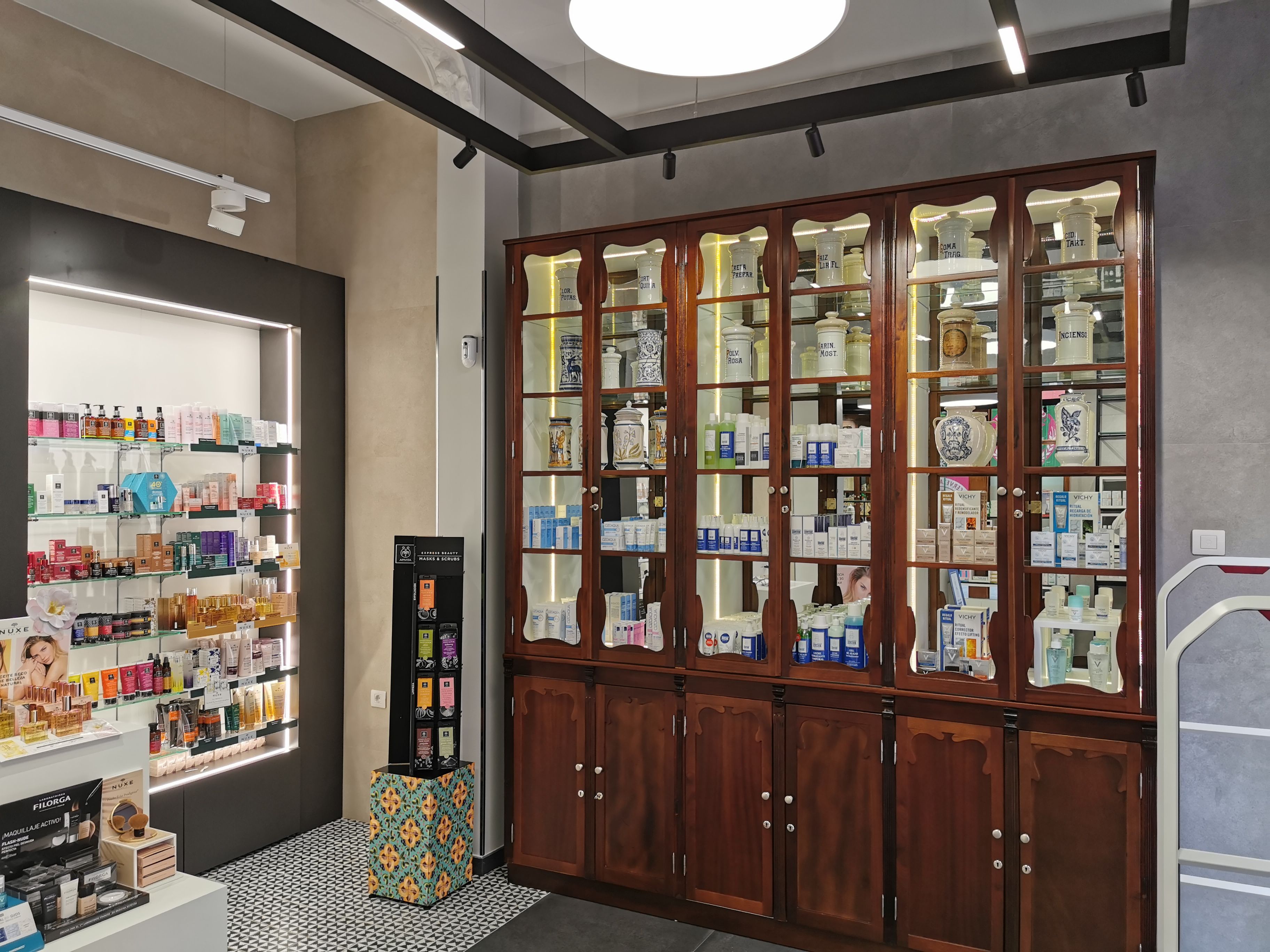 Farmacia: de Farmacia y Laboratorio clínico Joaquín Blanco y Ana Albalat Farmacia: de Farmacia y Laboratorio clínico Joaquín Blanco y Ana Albalat