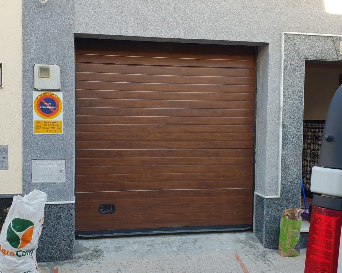 Puerta de garaje color madera